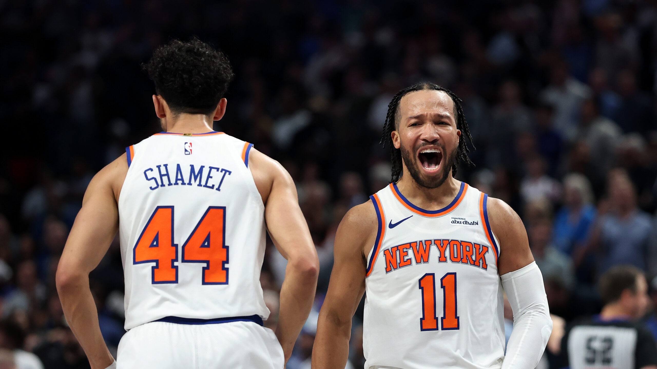 Knicks hold off Mavs in wild ending for 1st road win