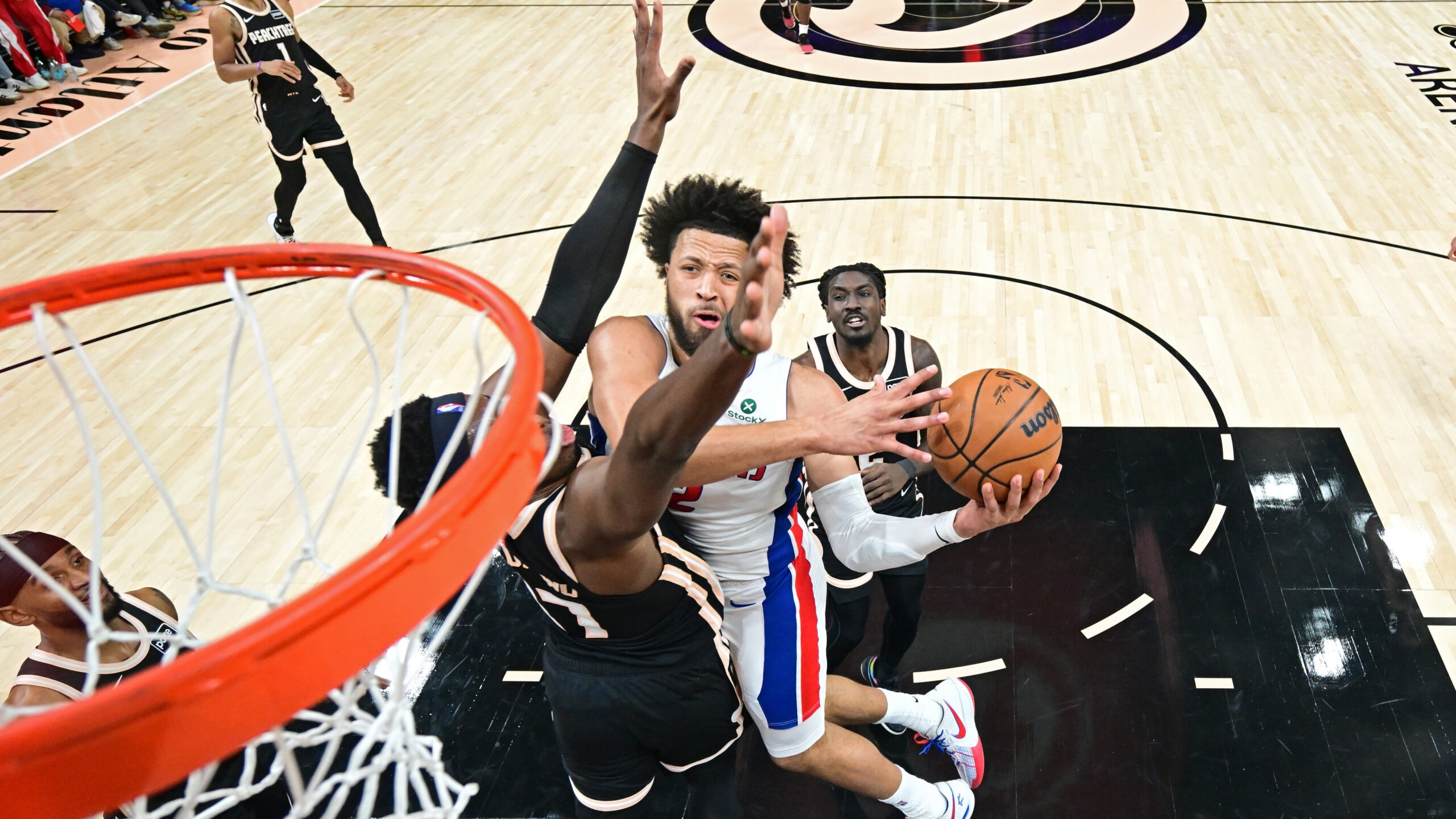 Pistons turn back Hawks to secure 11th straight victory