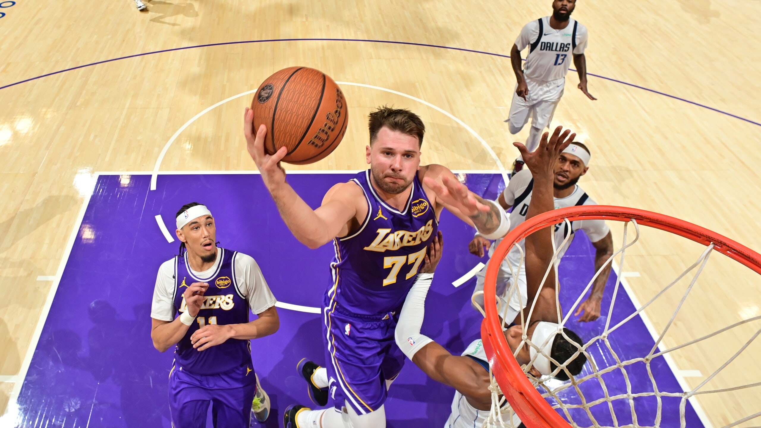 Dončić, Reaves combine for 73 in win over Davis, Mavs