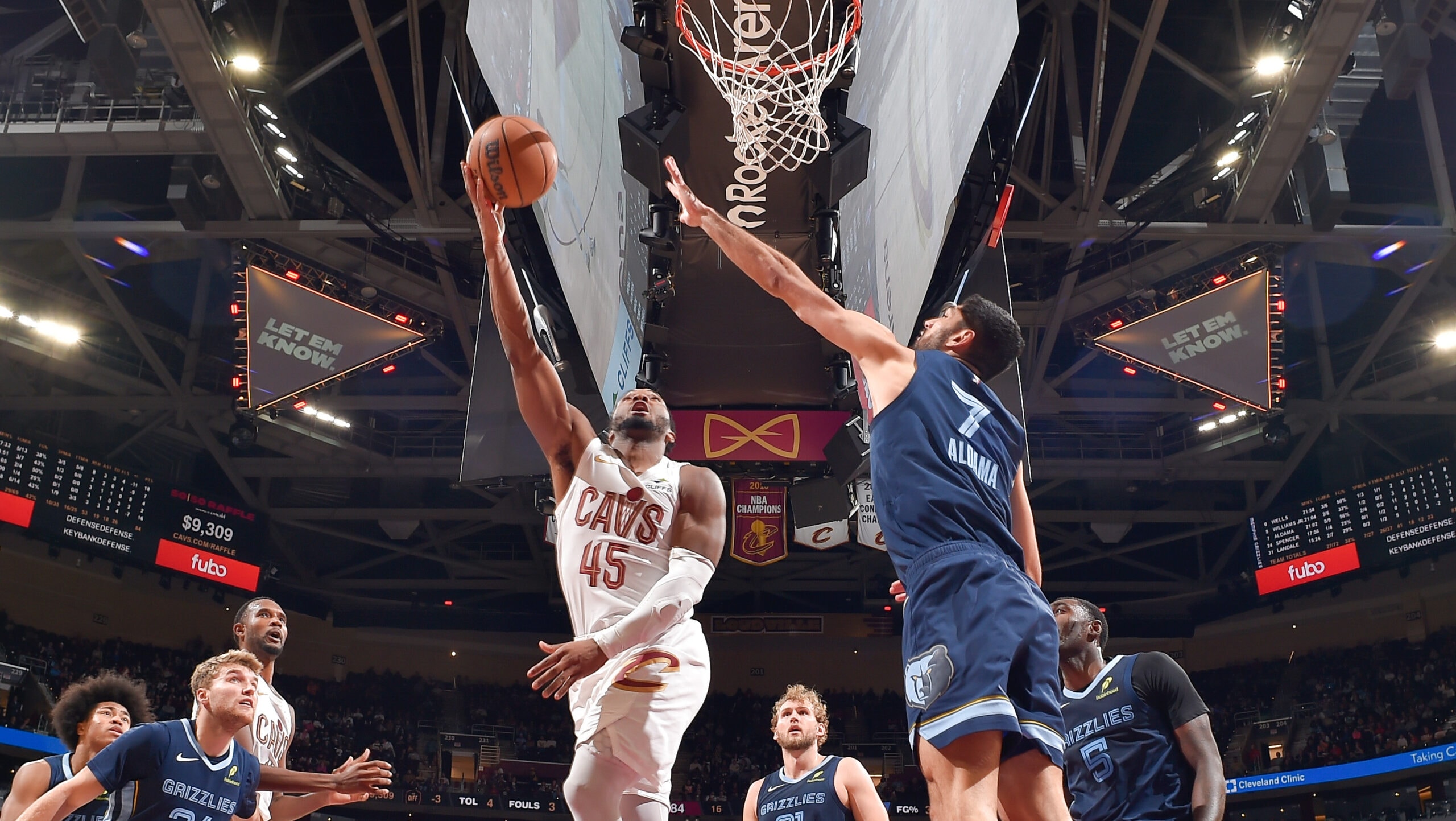 Mitchell takes over in 4th, helps Cavs rally at home