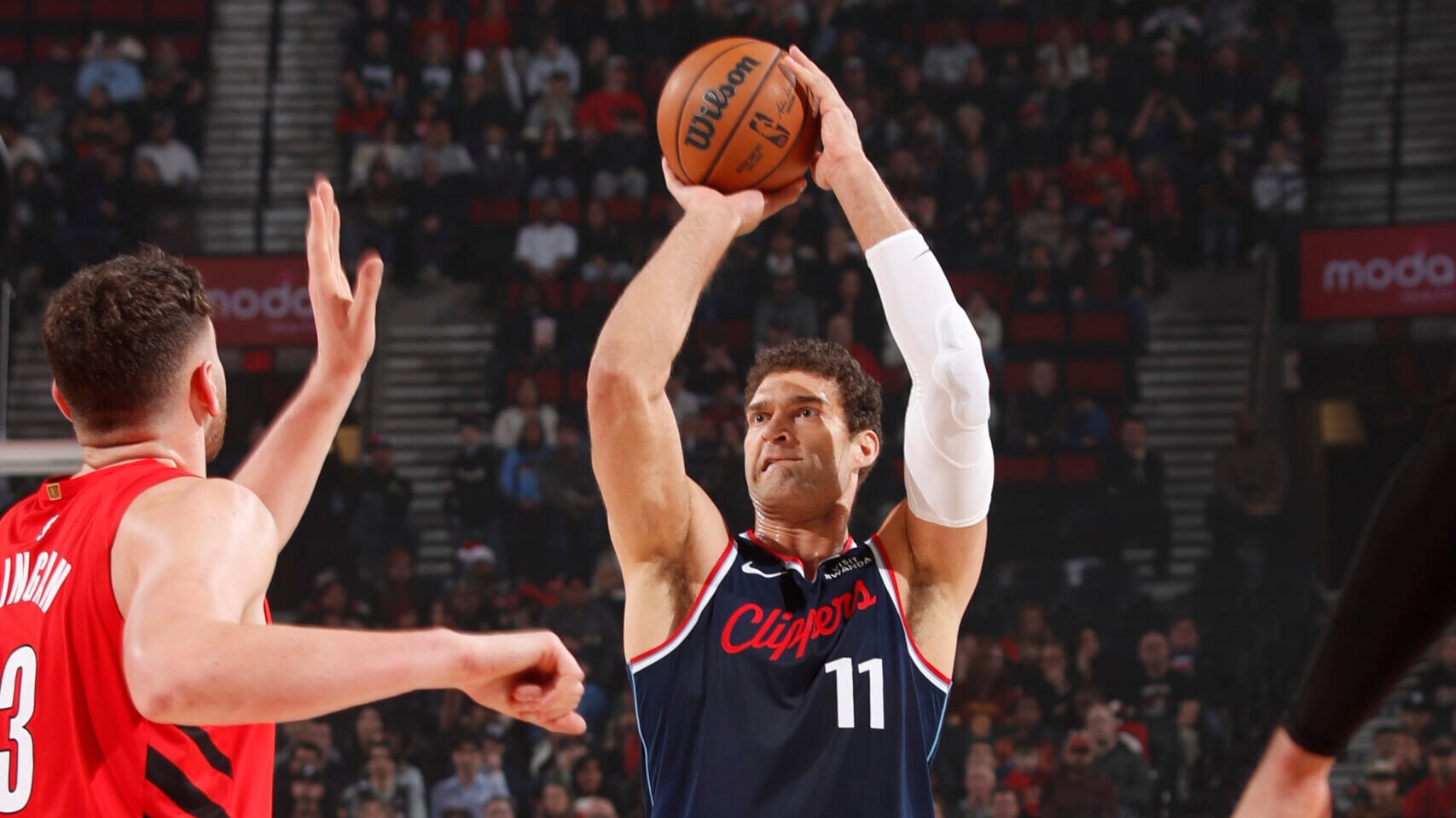 Lopez hits career-high 9 treys as Clippers roll