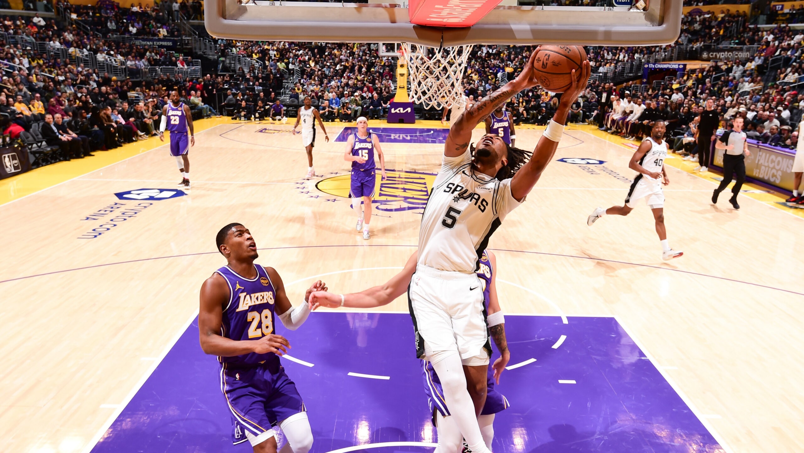 Spurs punch ticket to Vegas behind Castle's 30 points