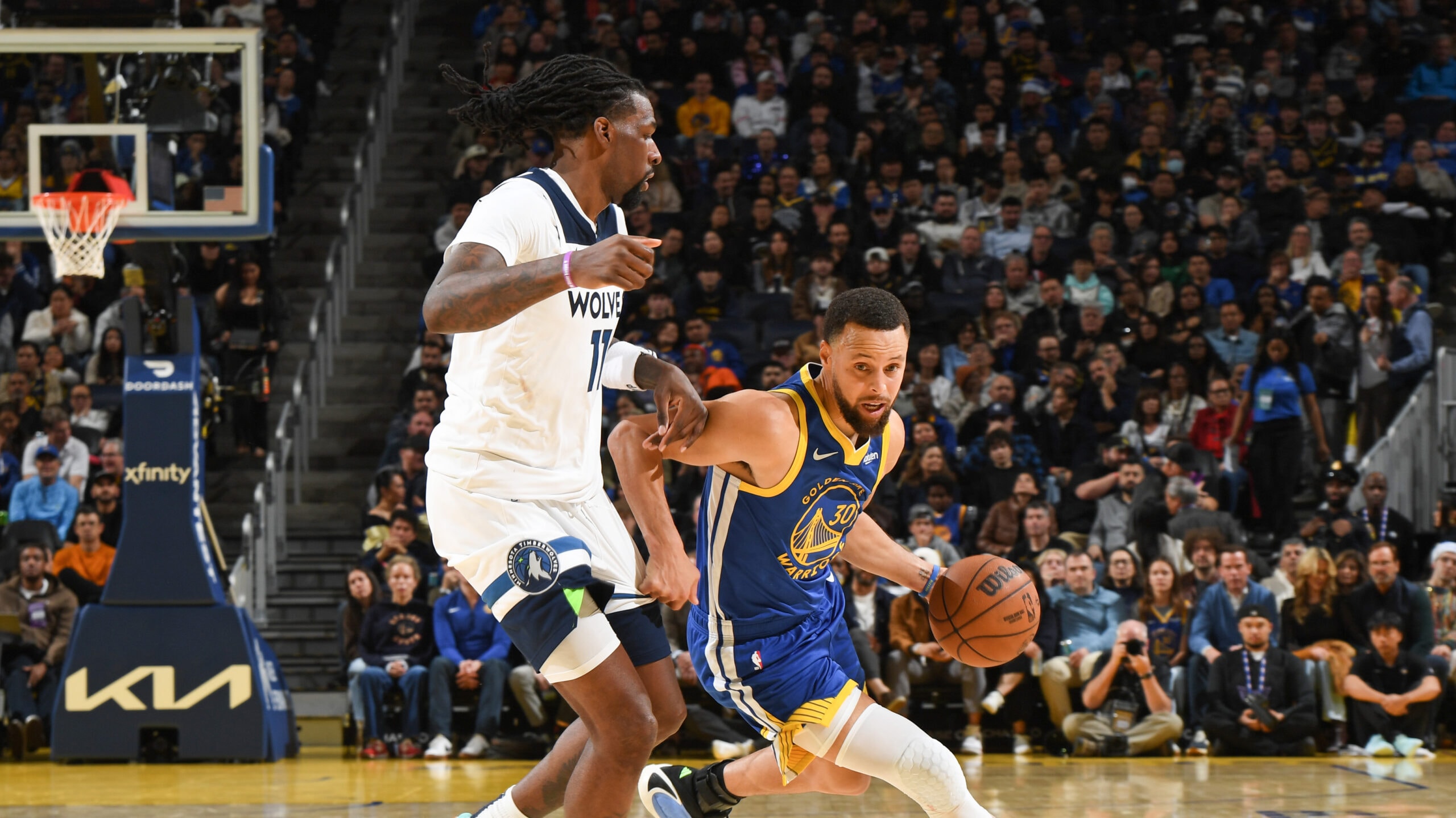 Wolves earn 6th win in last 7; Curry drops 39 in return