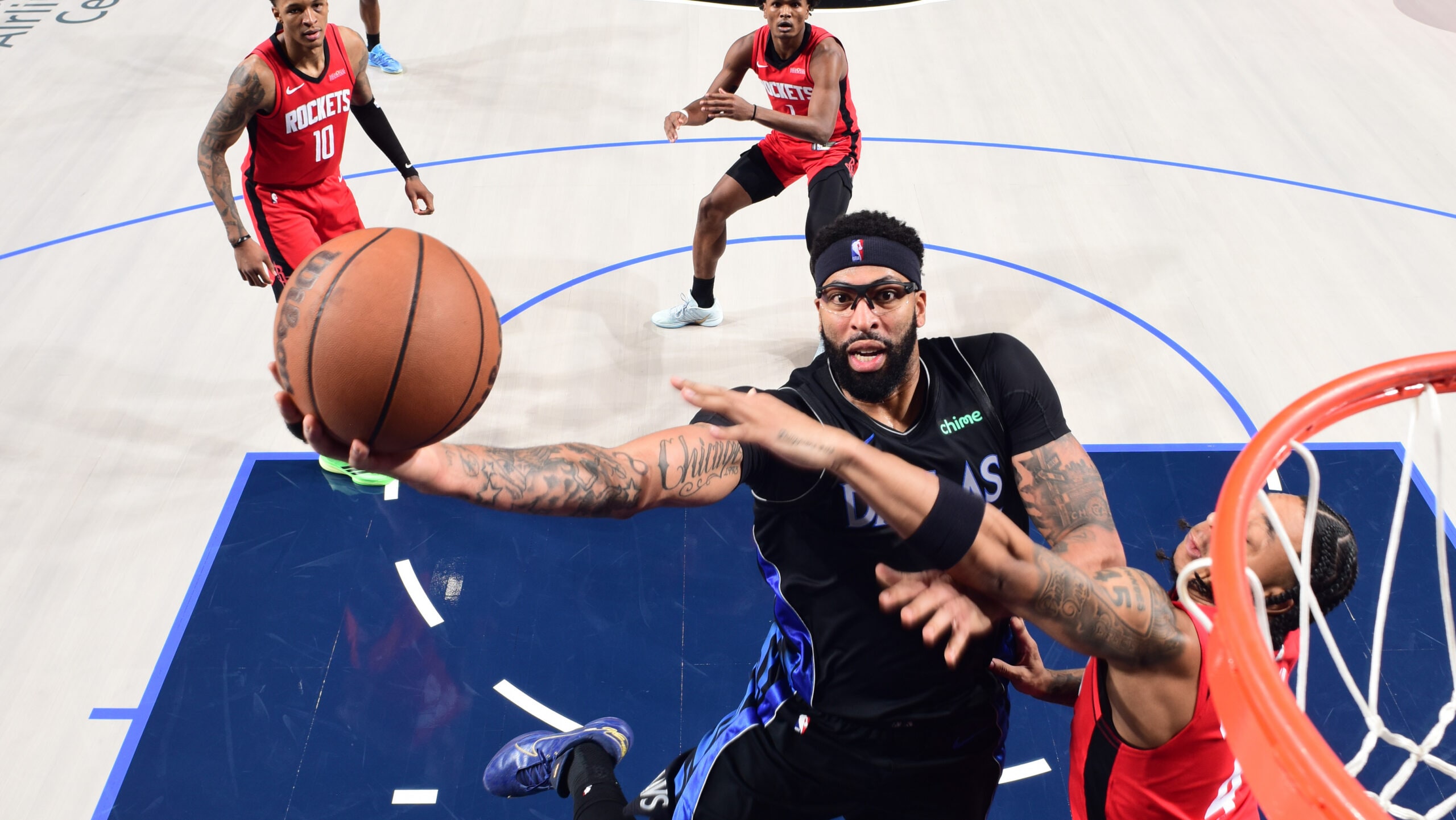 Davis outduels Durant to help Mavs win 4th in last 5