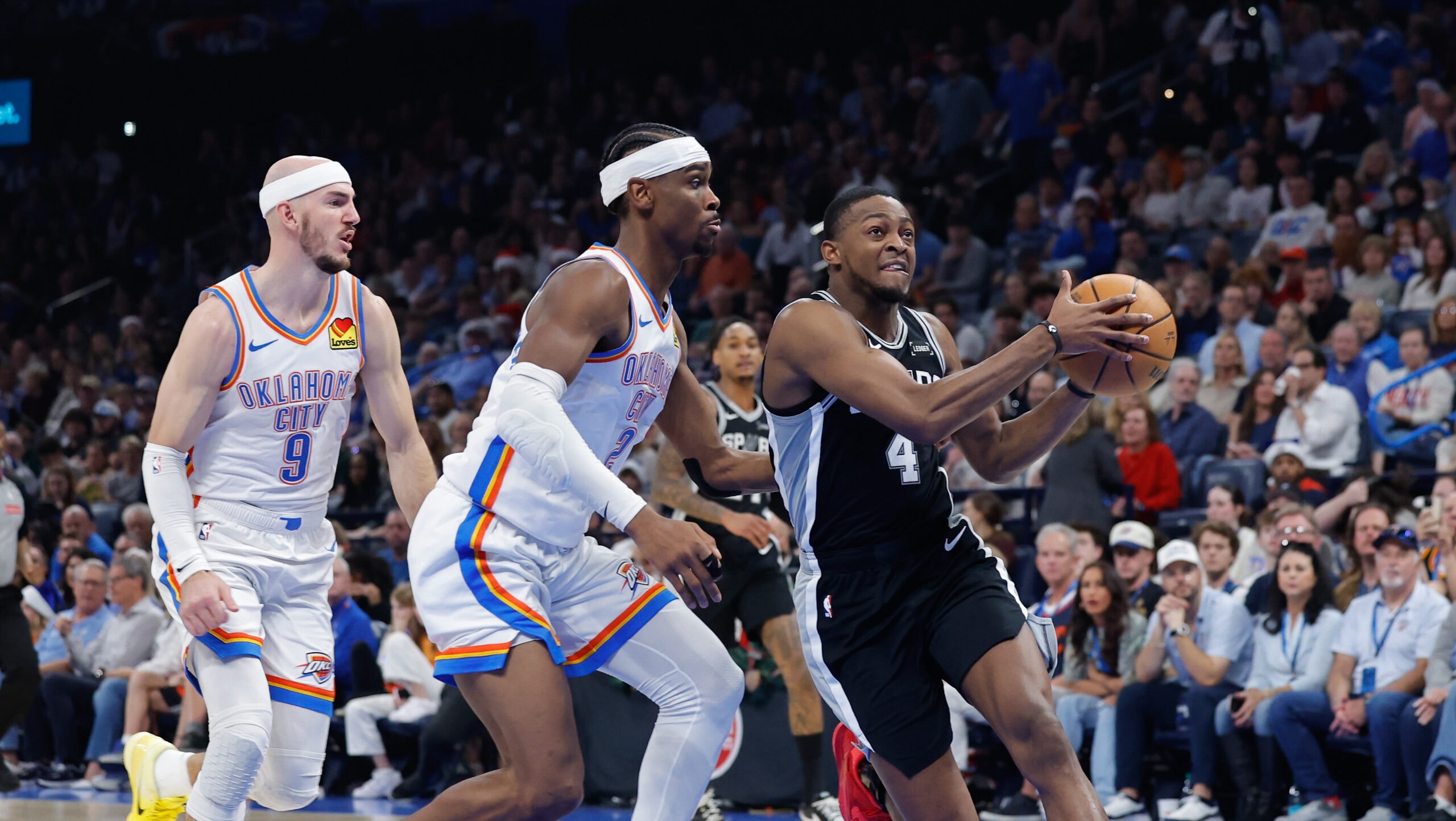 Spurs win 8th straight, hand Thunder 1st defeat at home