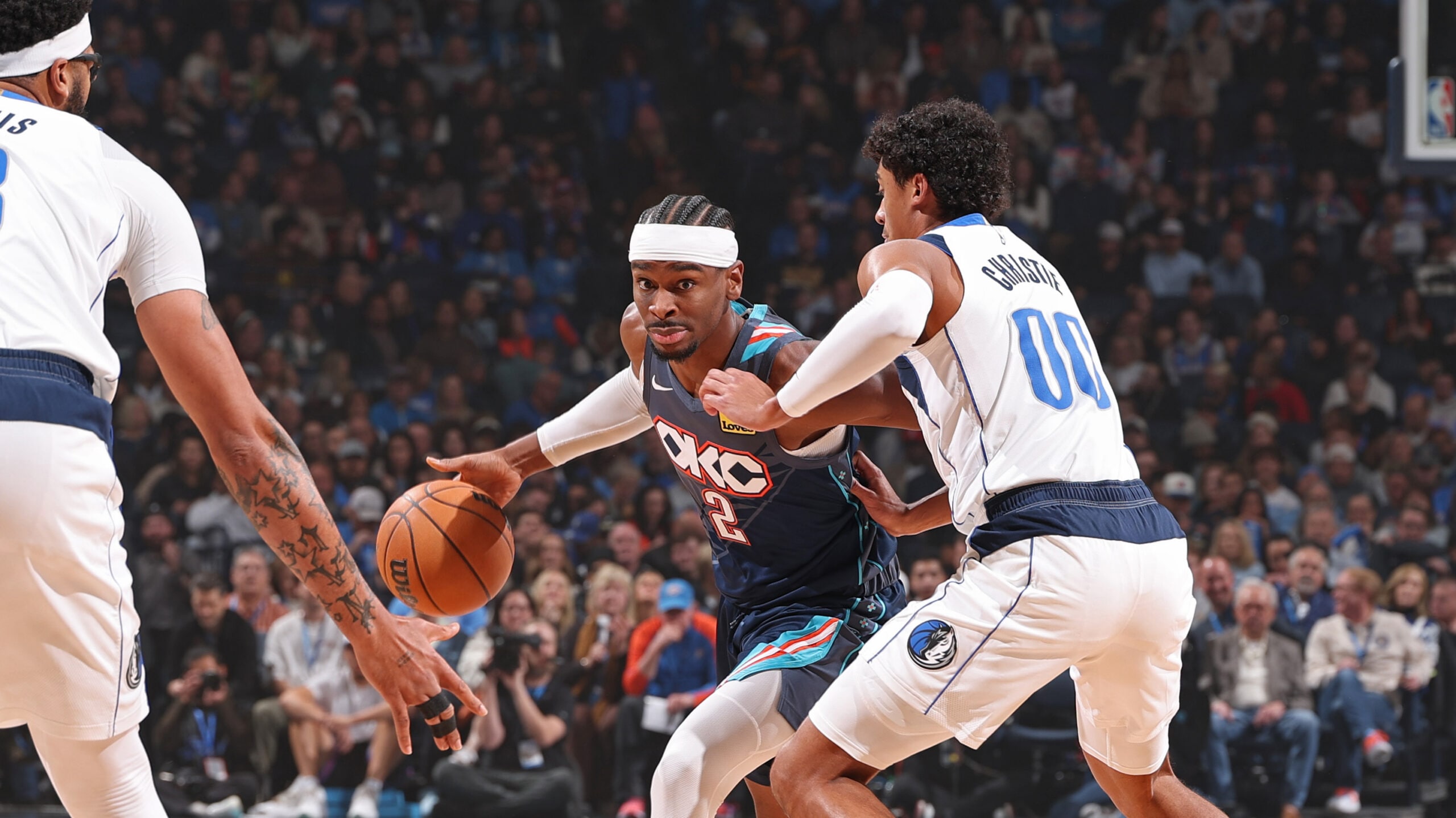 Eyeing 14th straight win, Thunder build lead vs. Mavs