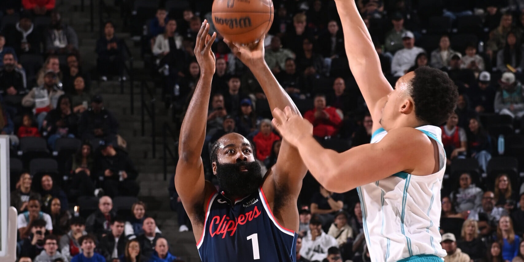 Harden passes Shaq as Clippers sail past Hornets