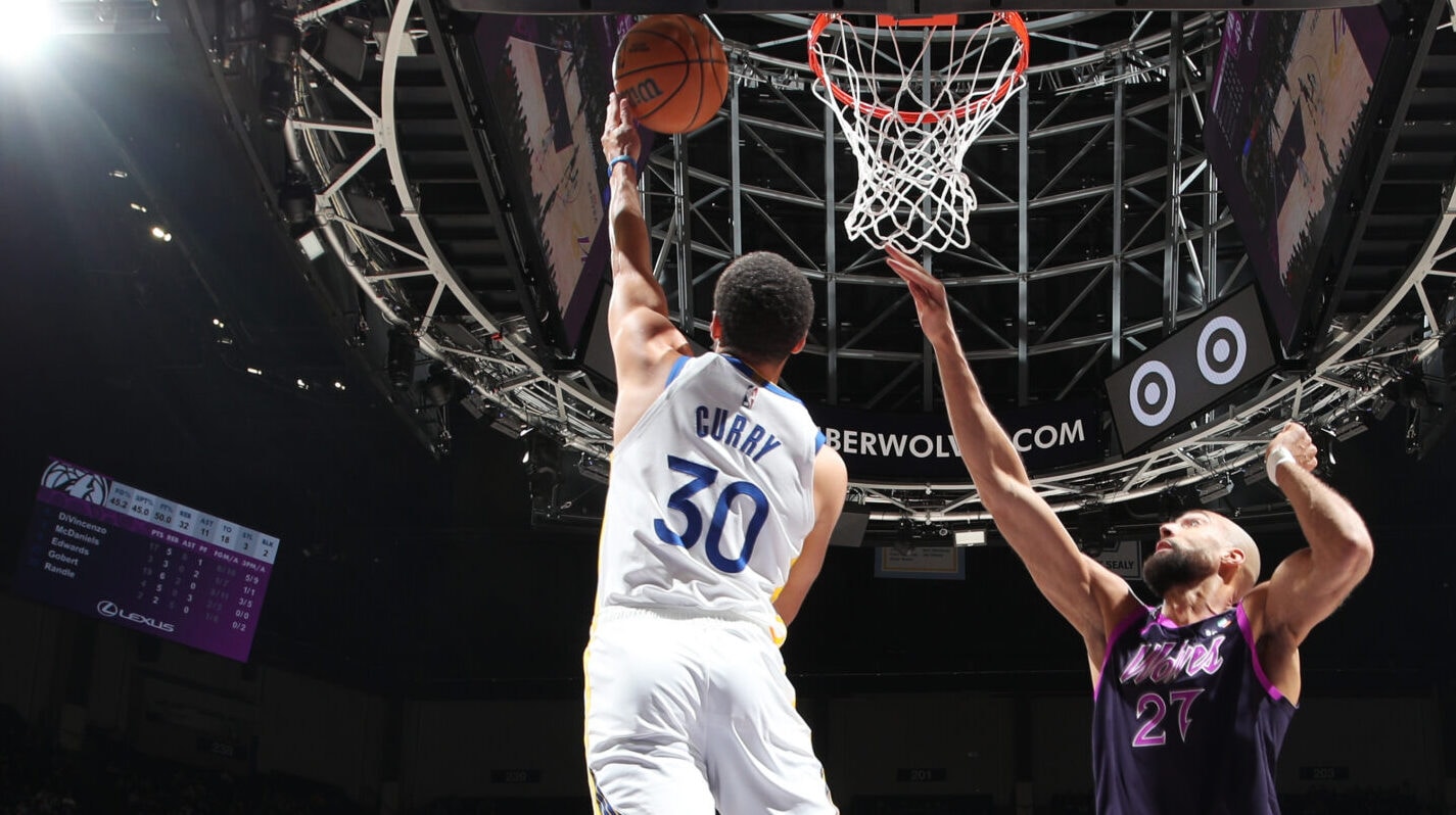 Curry joins top 20 scorers as Warriors rout Wolves