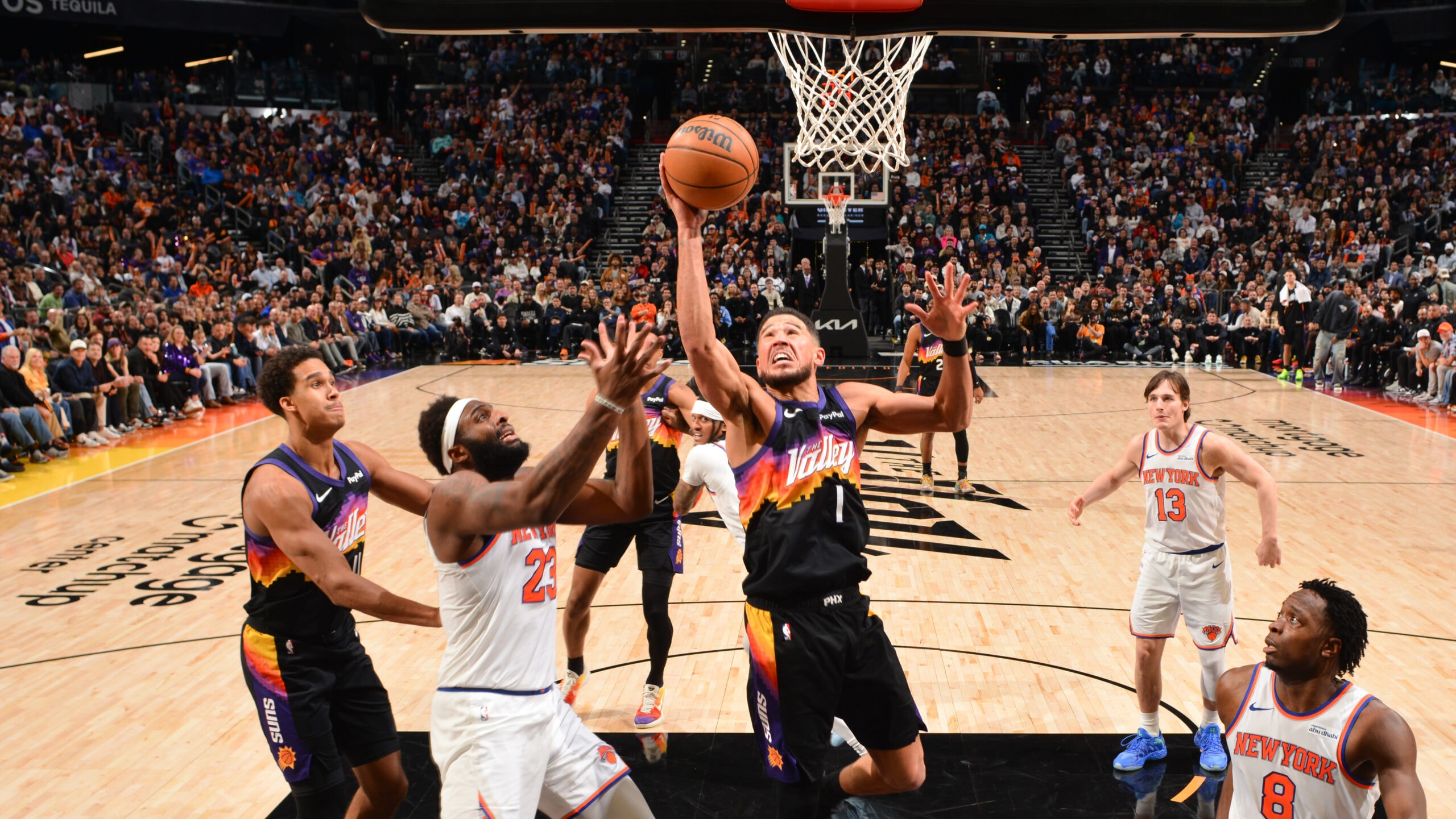 Behind Booker's 31, Suns close out Knicks to stay hot