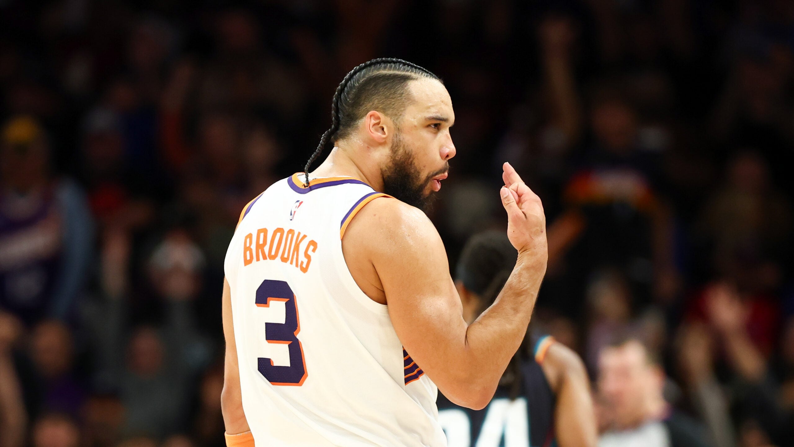 Suns roll by Pistons behind Brooks' career-high 40