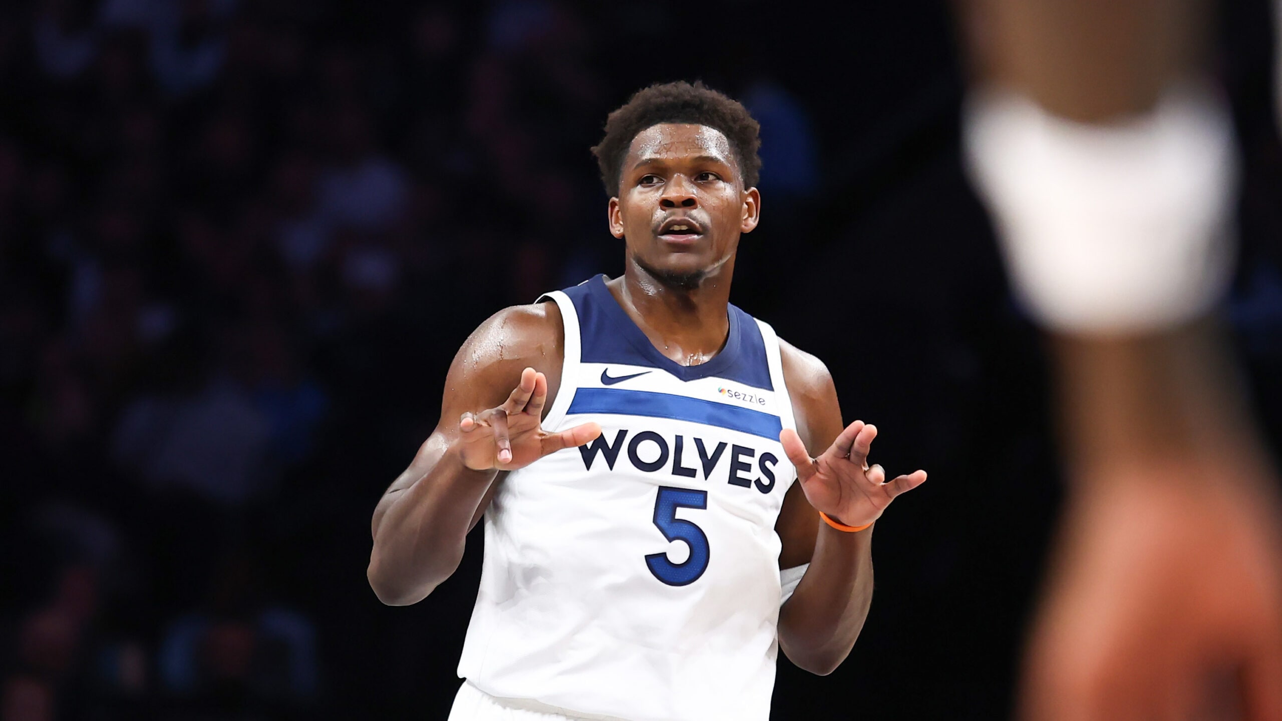 Edwards hits 10K milestone, Wolves win 4th consecutive