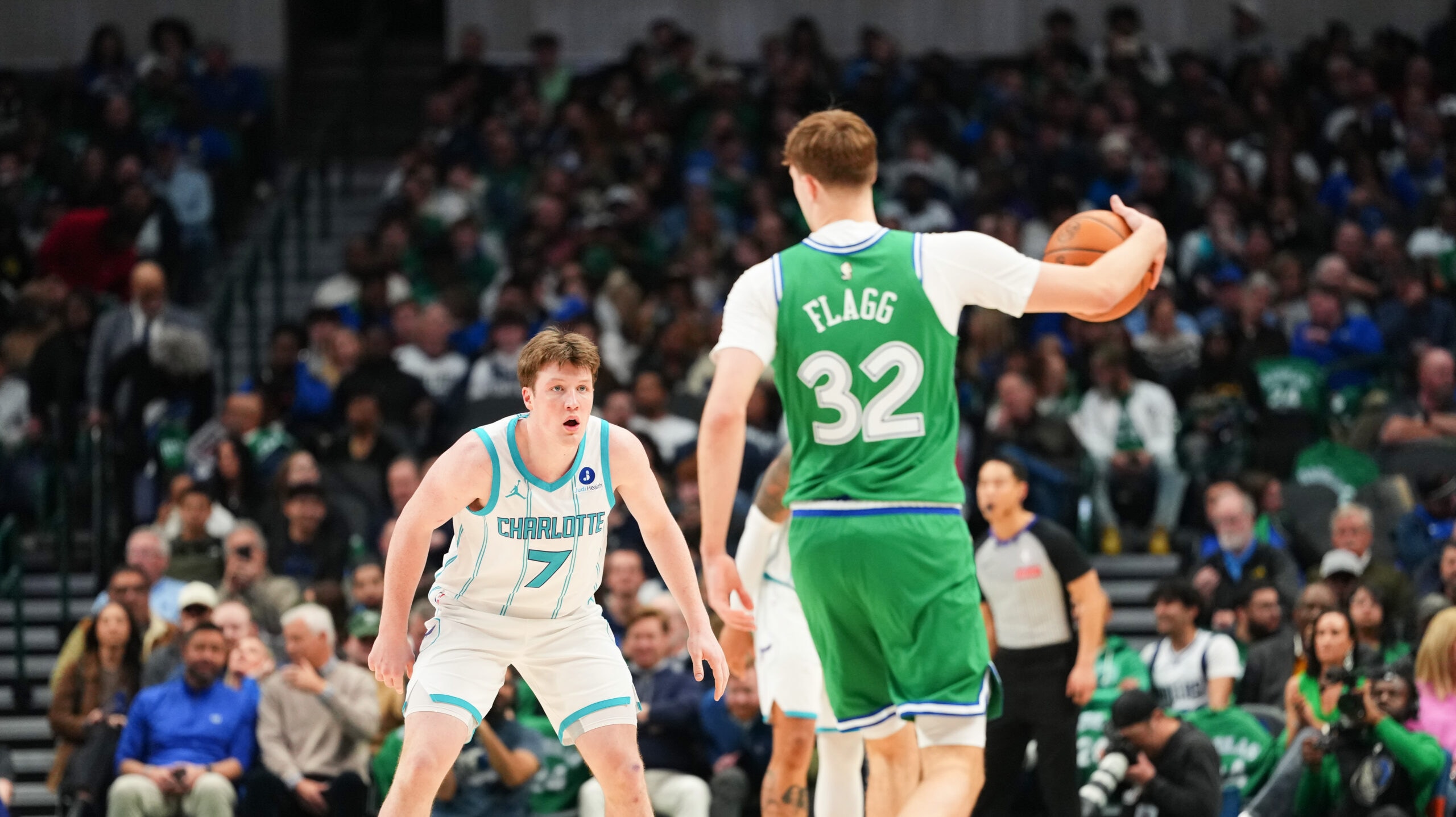 Knueppel (34 pts), Hornets withstand Flagg's 49-pt gem