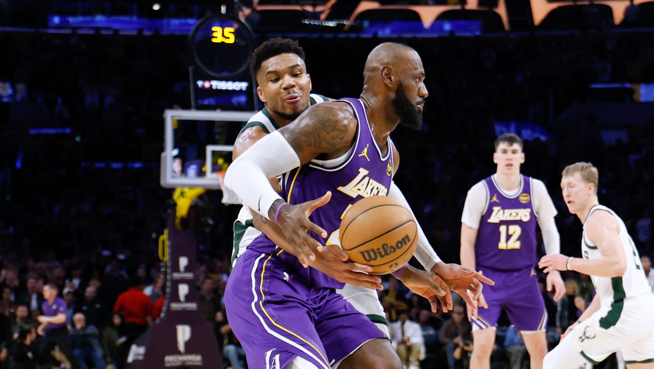 Giannis' clutch steal helps Bucks drop LeBron, Lakers