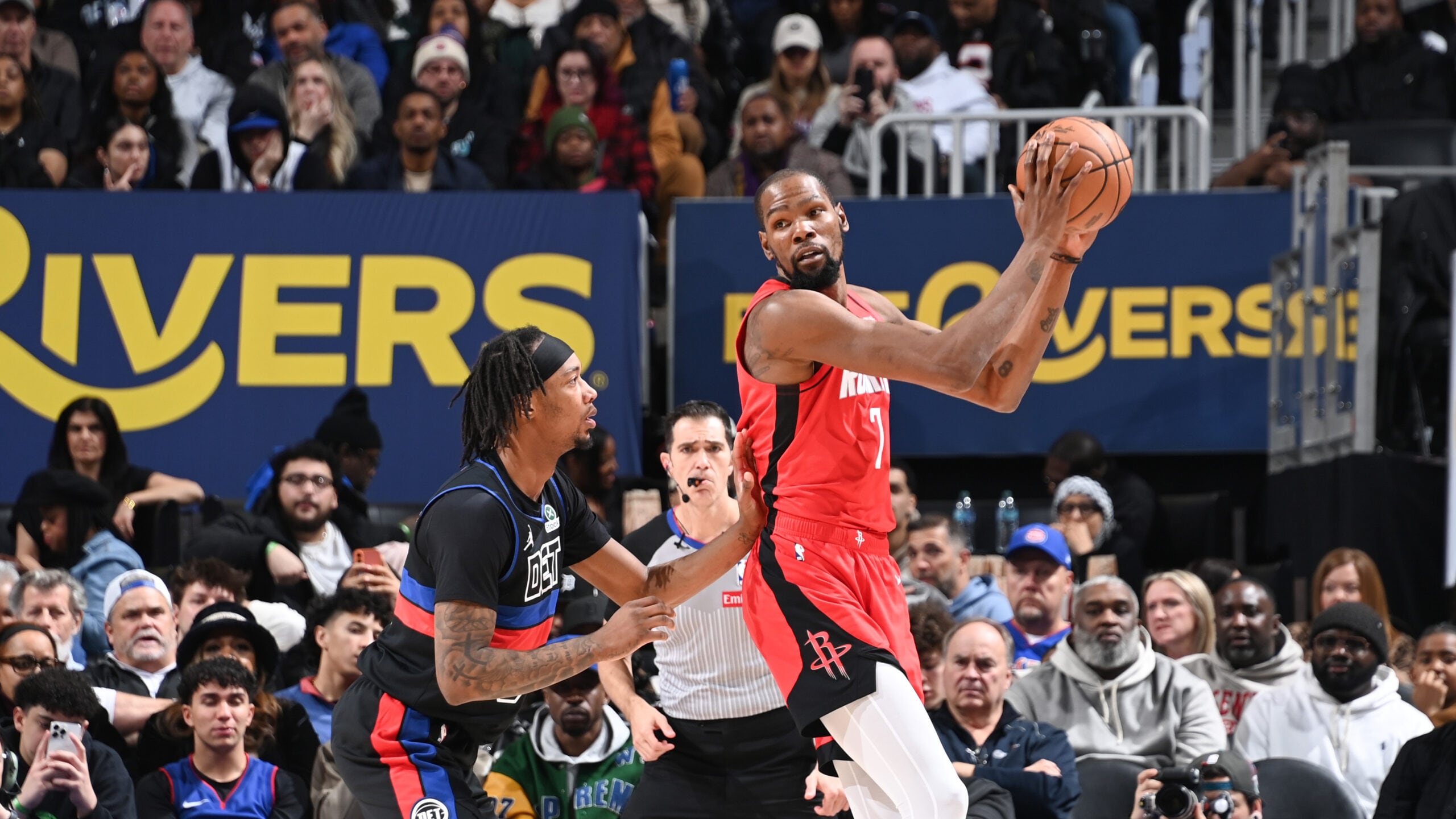 Durant drops 32, Rockets snap 5-game slide on road