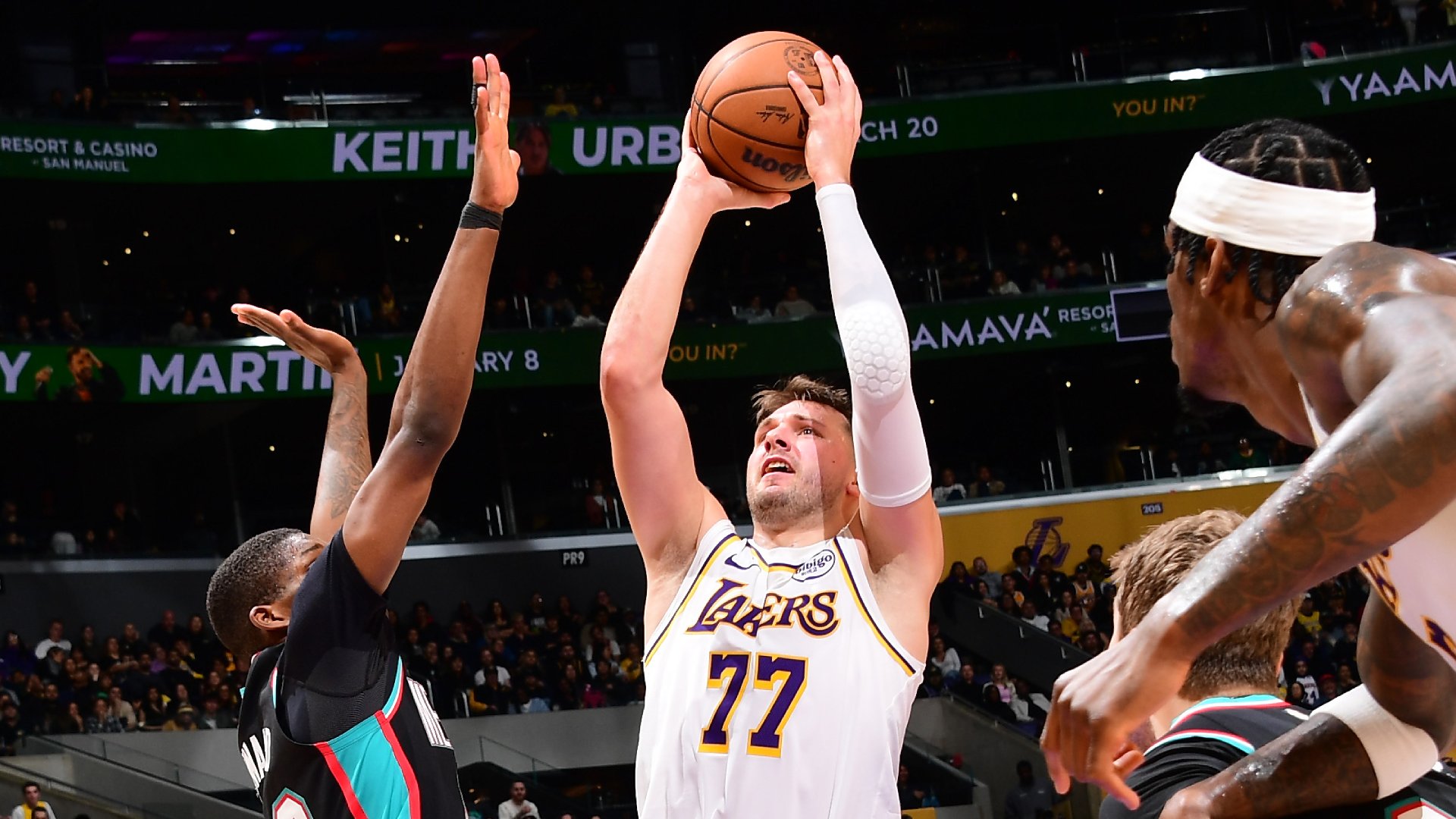 Dončić, James fuel Lakers' comeback win