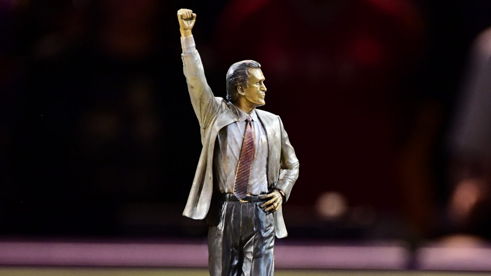 Lakers unveil Riley statue, honoring Showtime coach