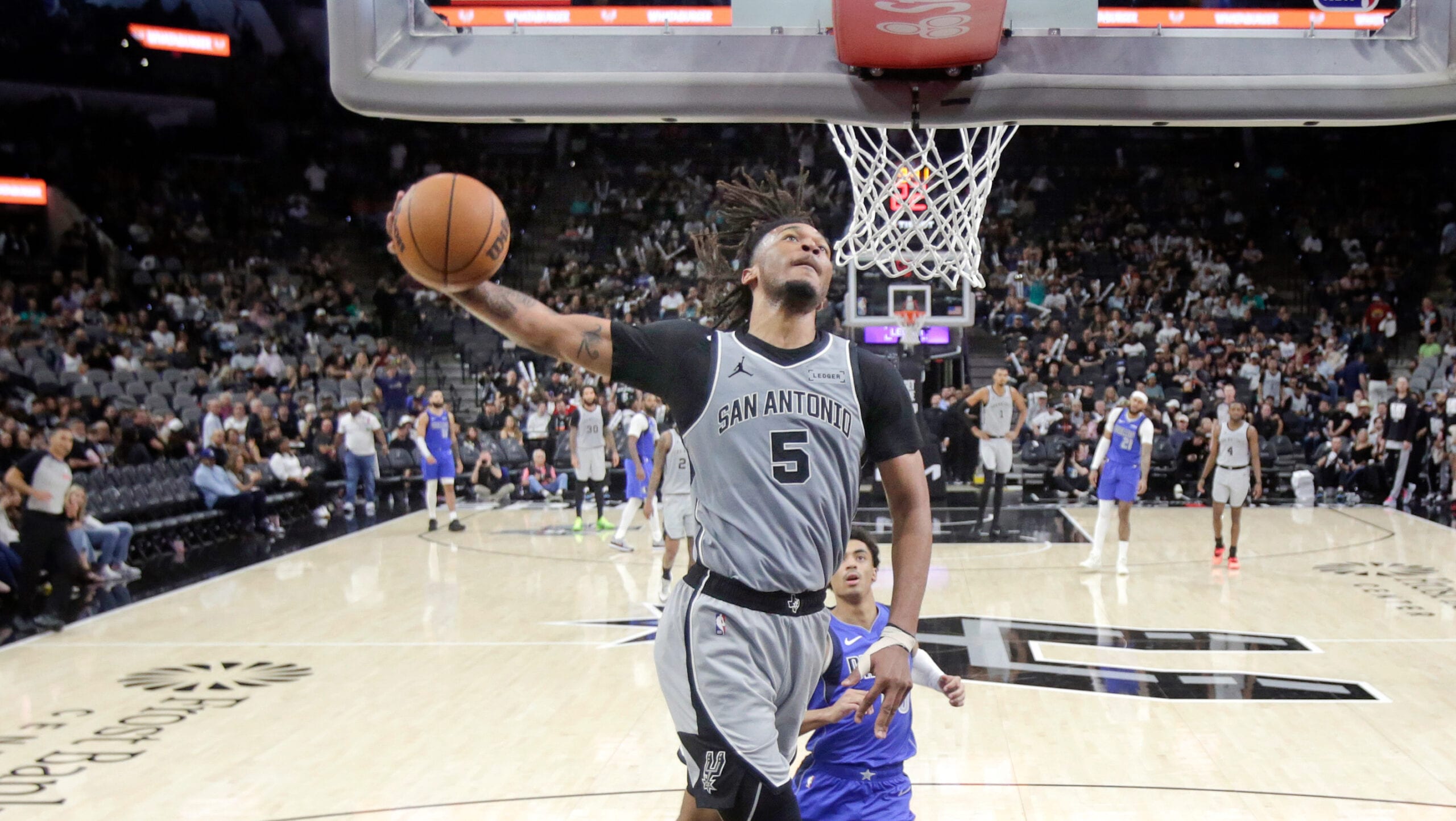 Spurs roll behind Castle's historic 40-pt triple-double