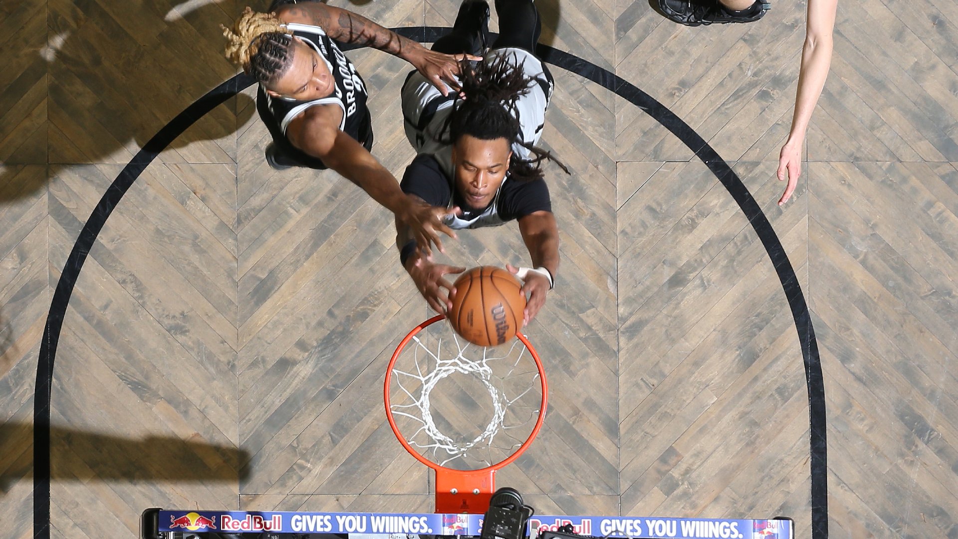 Thursday's Top 10 plays: Castle crushes it