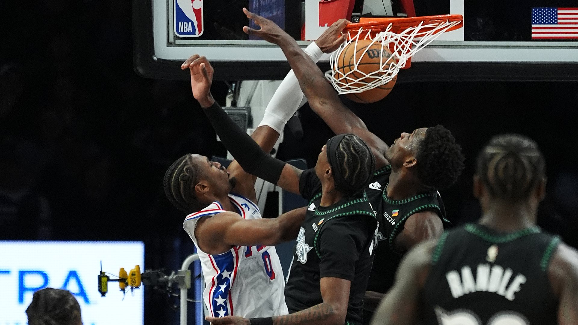 Sunday's Top 10 plays: Maxey's monster jam