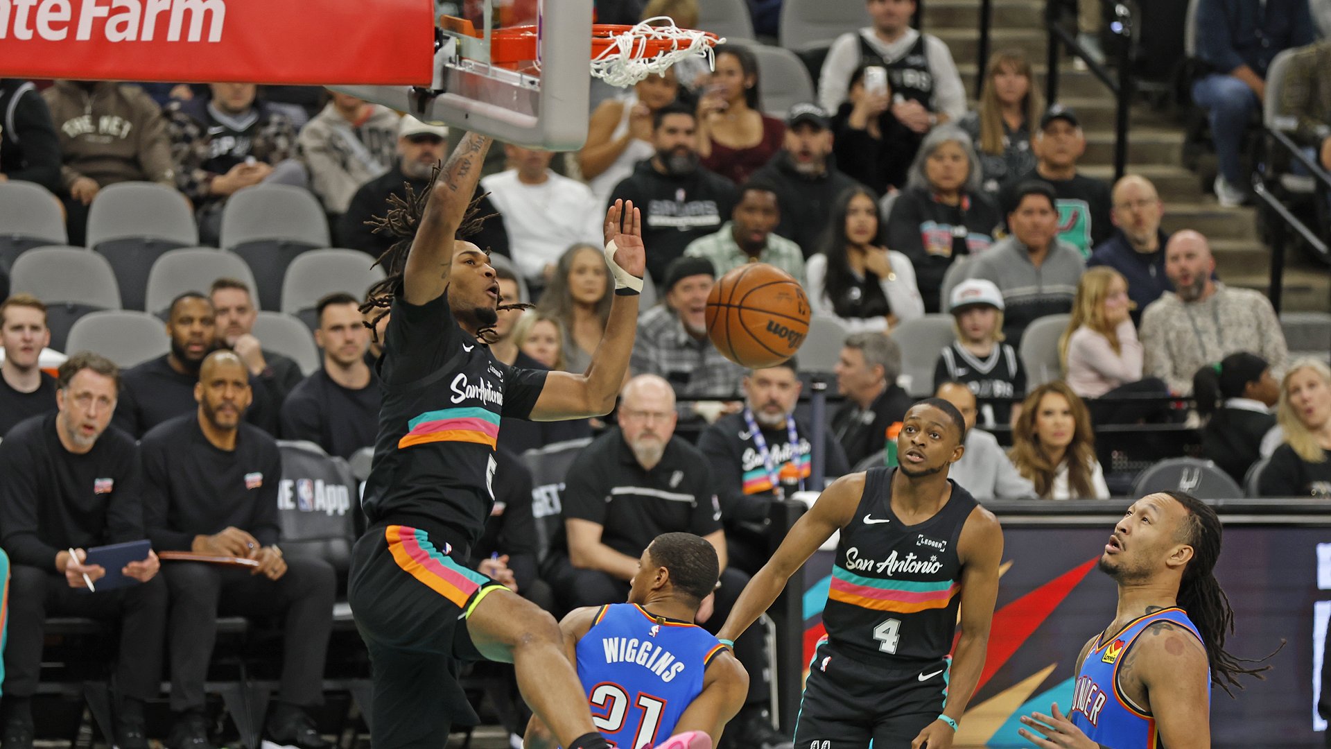 Wednesday's Top 10 plays: Castle crushes it