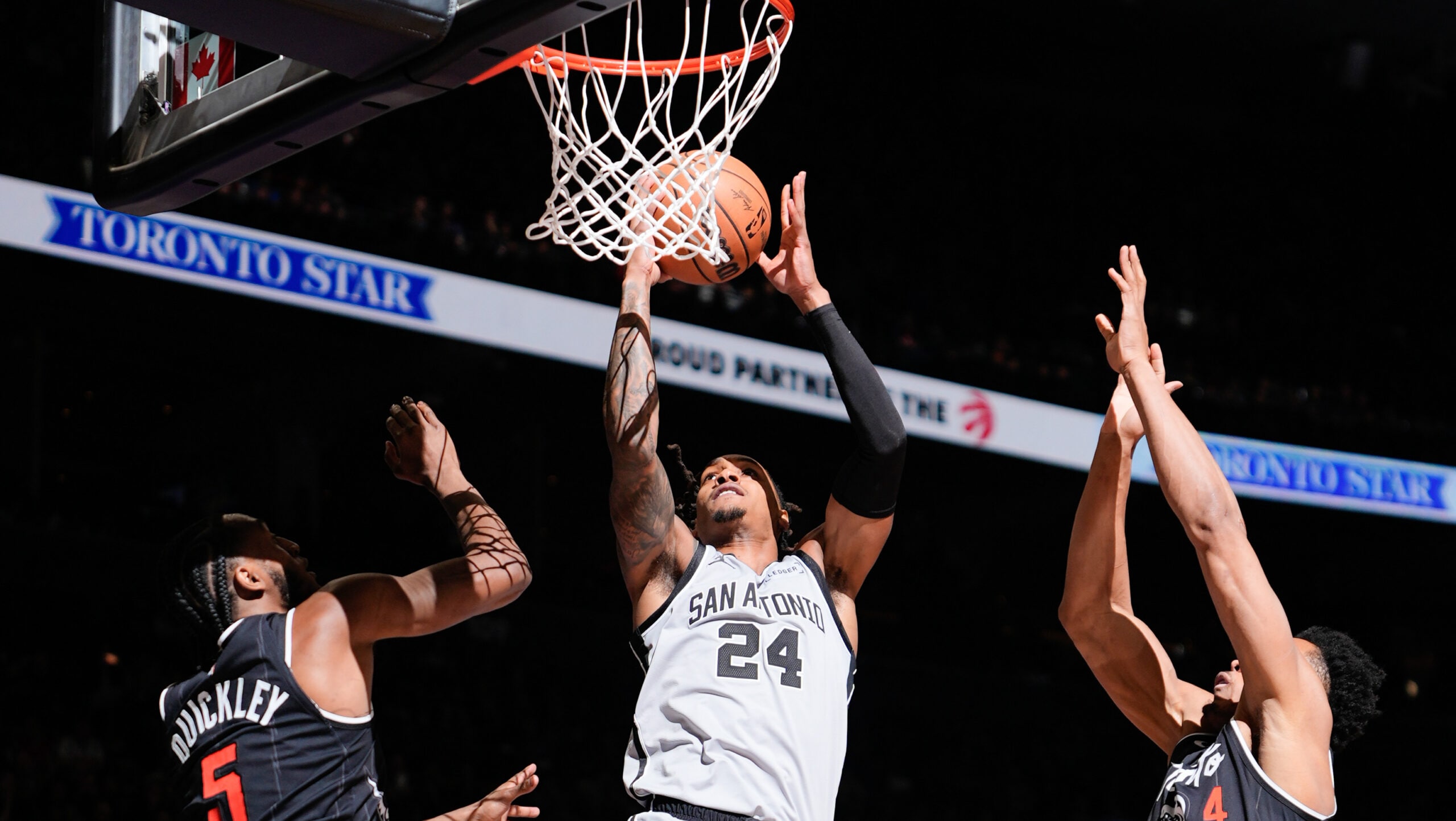 Sizzling Spurs take 9-game winning streak into Toronto