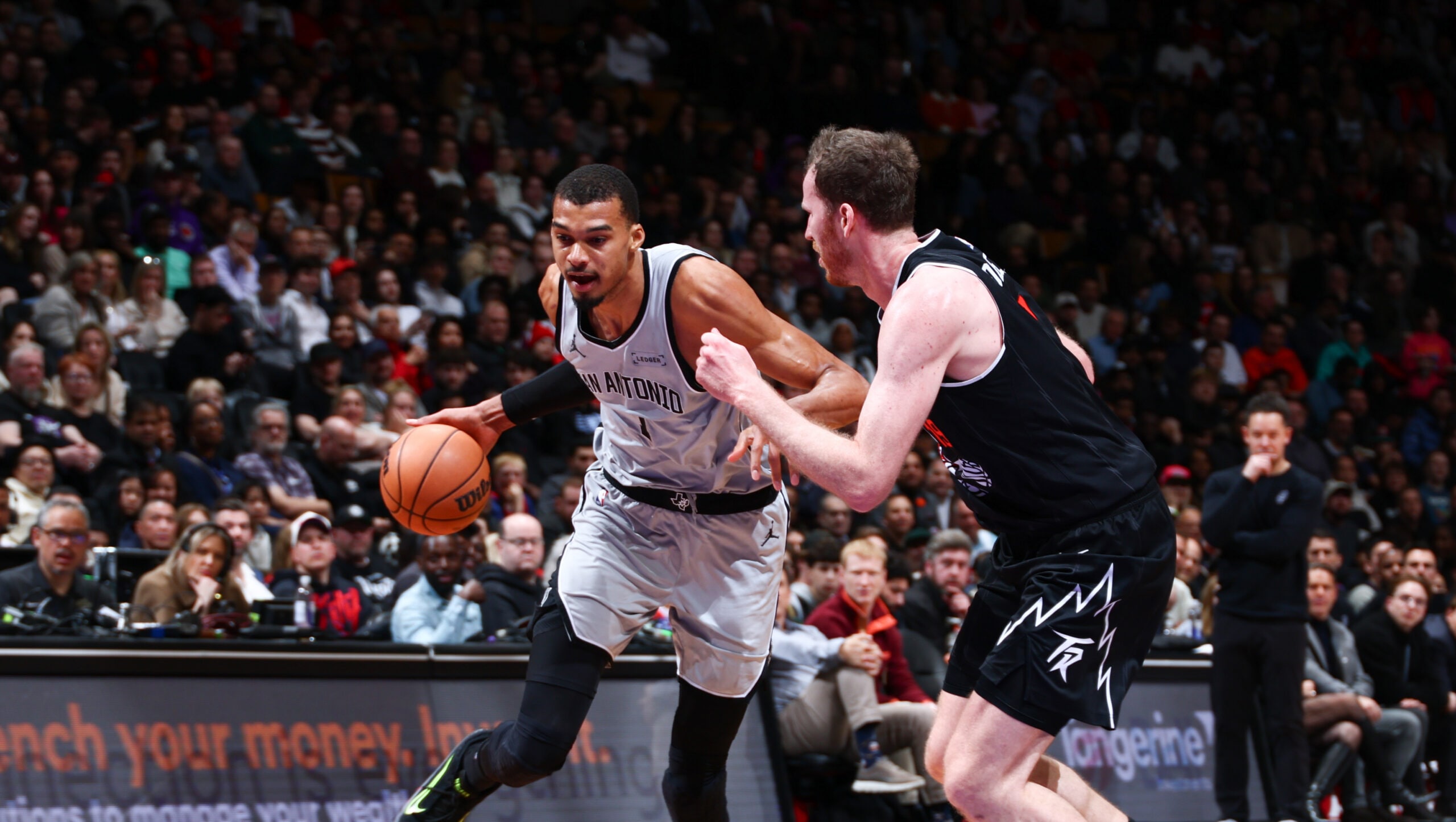 Spurs rally late to earn 1st 10-gm win streak since '15-16