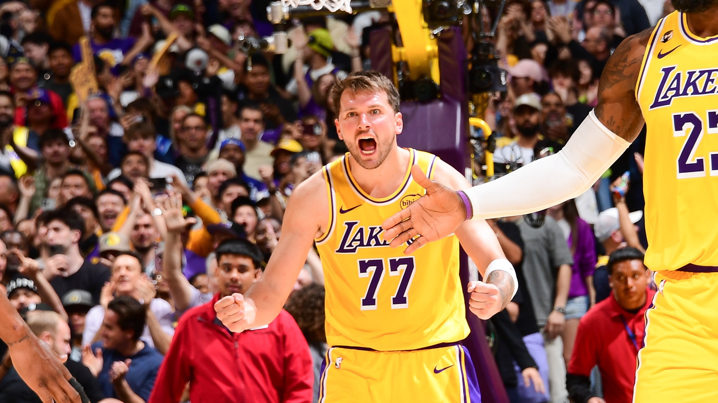 Dončić hits winner with 0.5 left in OT to rescue Lakers