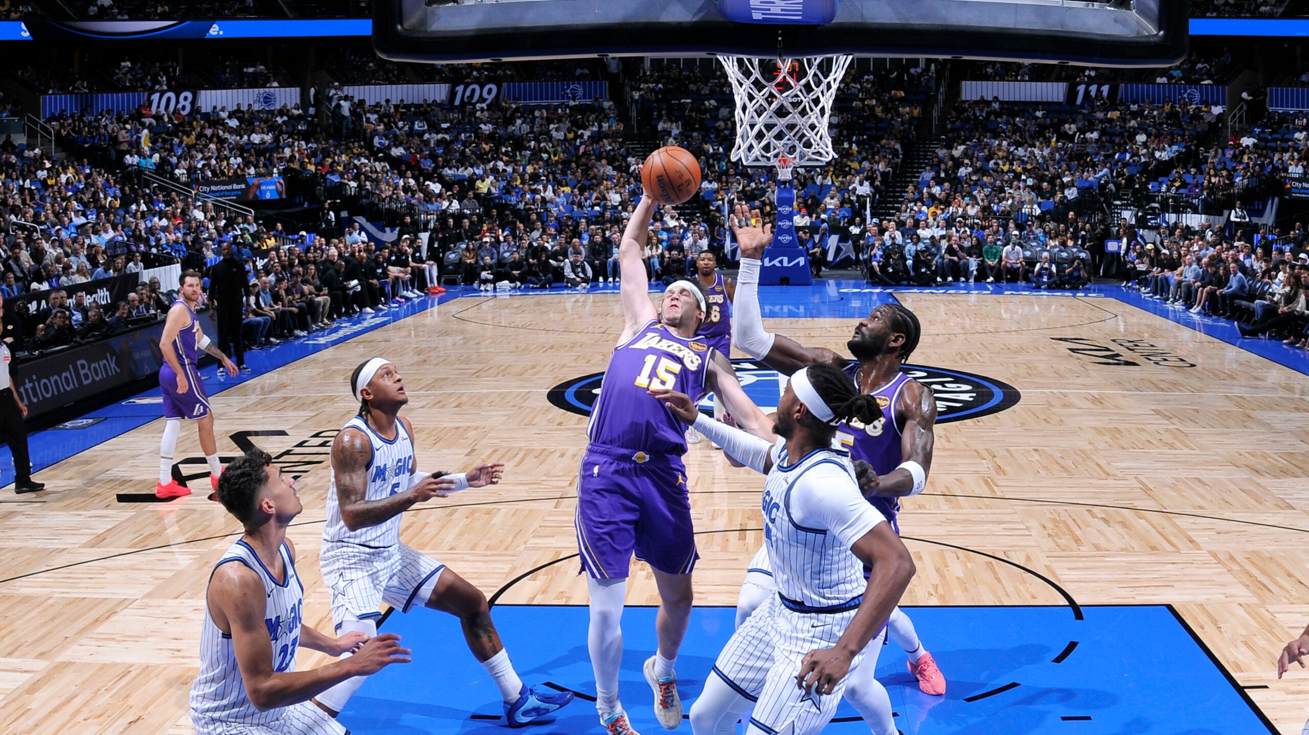 Lakers look to extend win streak; LeBron makes history