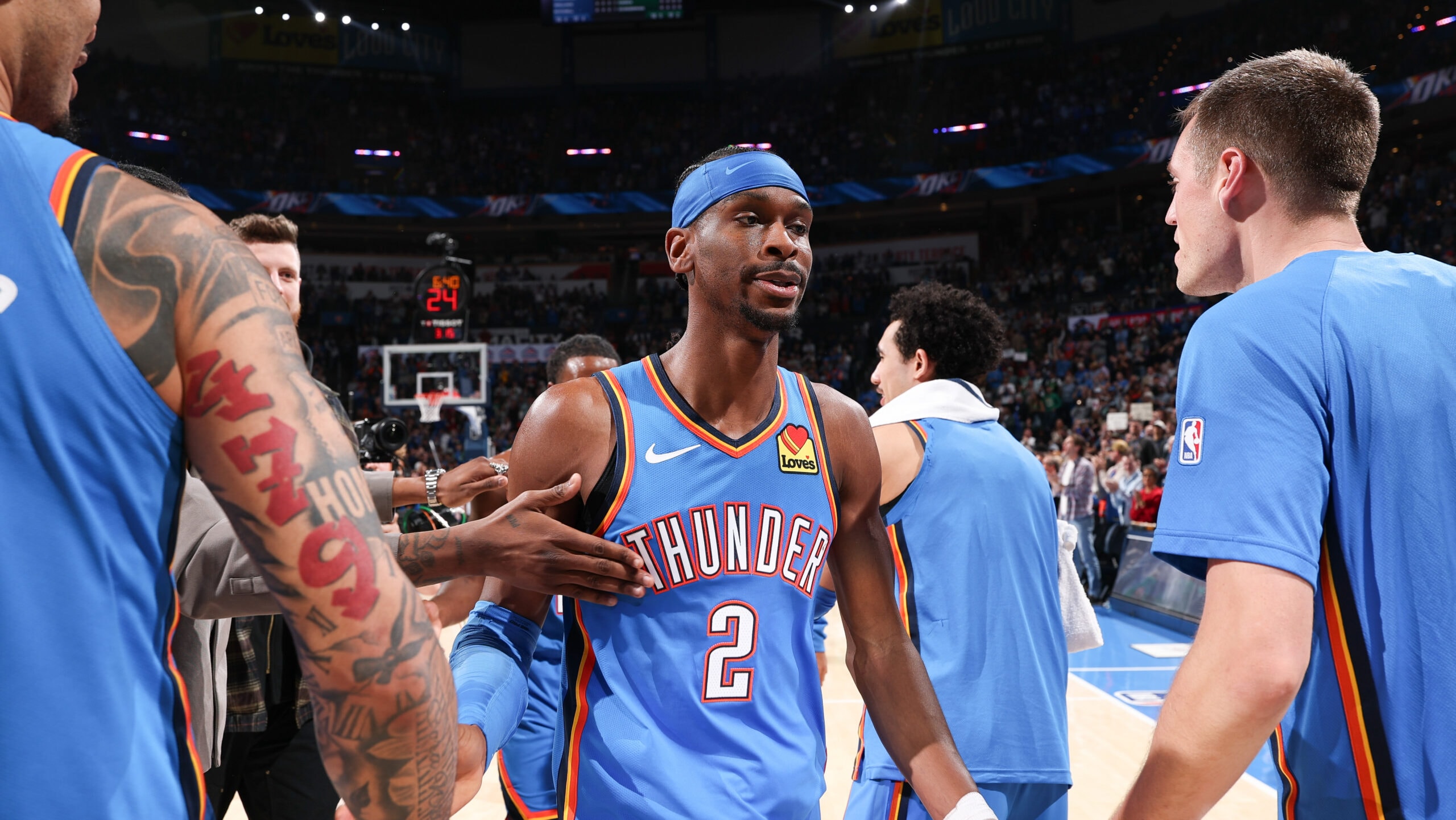 SGA breaks Wilt's mark with 127th straight 20-point game