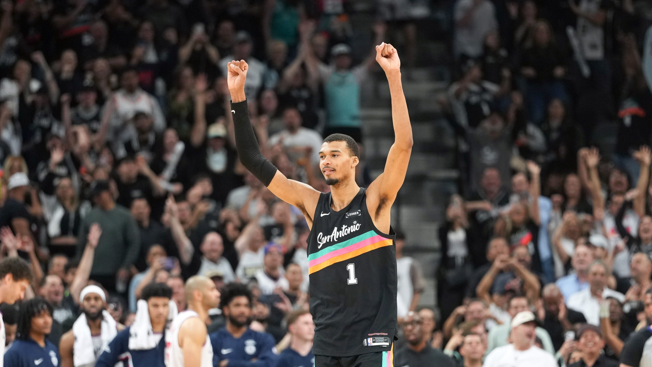 Spurs storm back from 25 down for 14th win in last 15