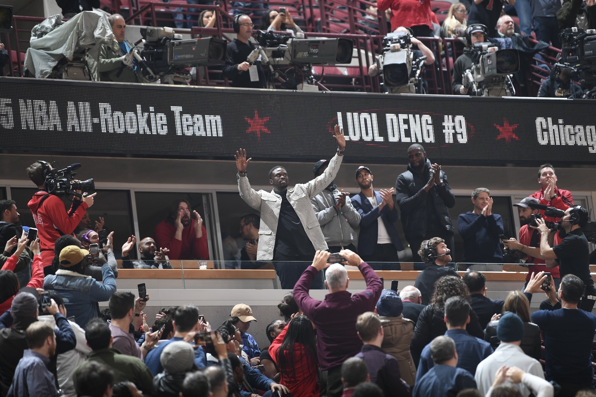 Luol Deng honored by Bulls at halftime vs. Pistons