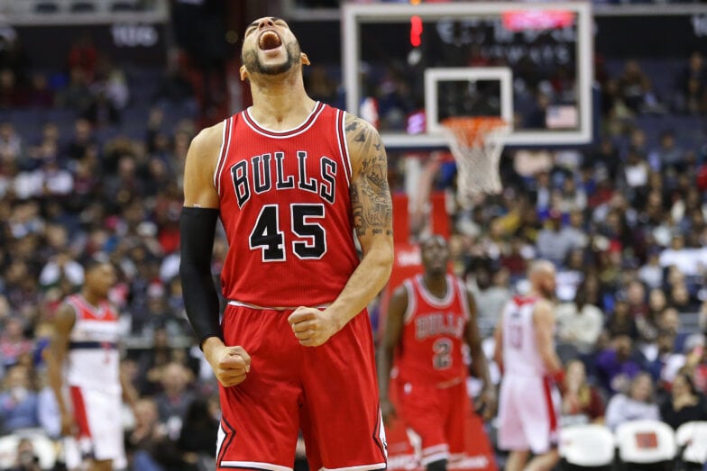 Chicago Bulls' Denzel Valentine (45) blocks a pass by Orlando