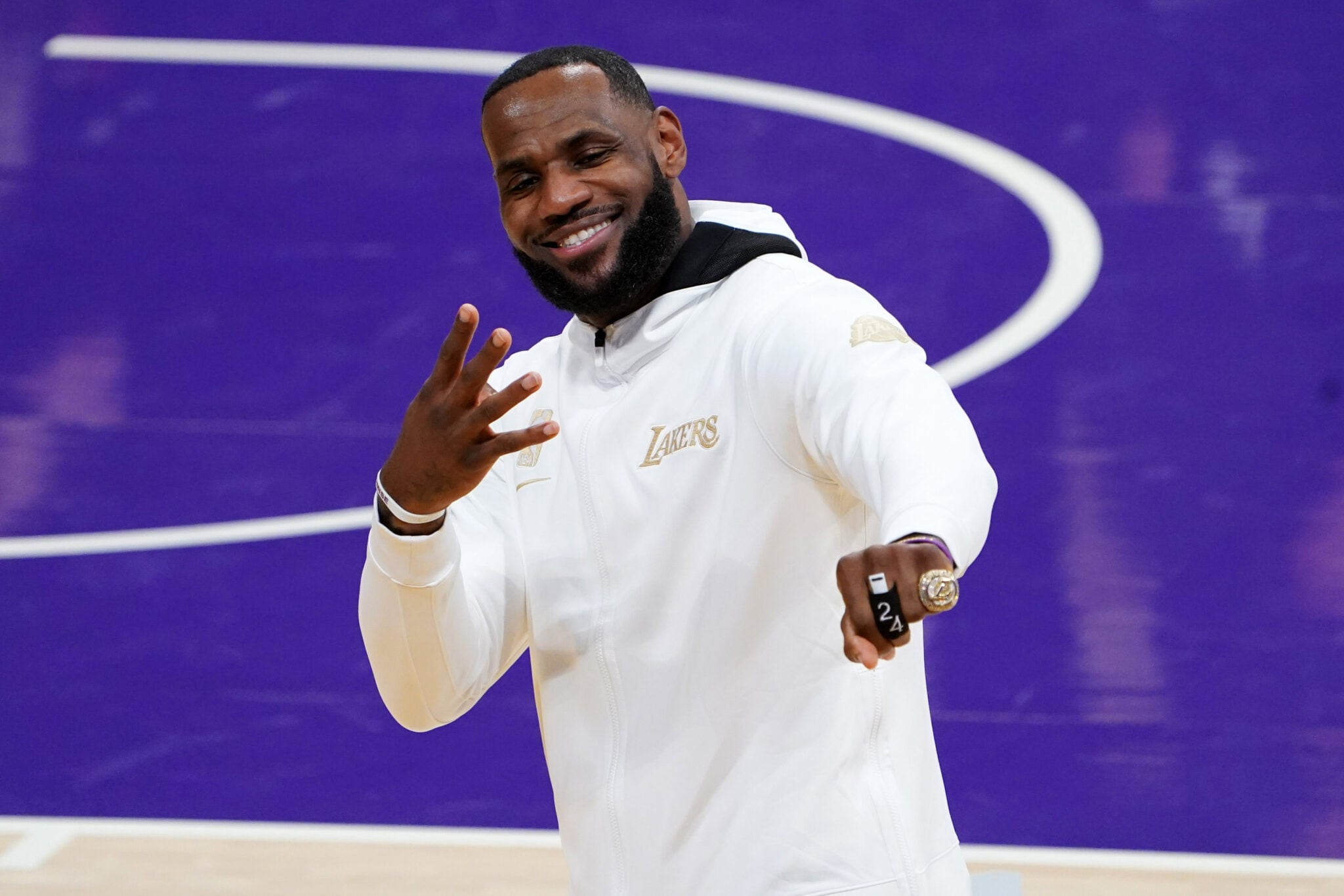 Lakers get championship rings with empty arena, full hearts | NBA.com
