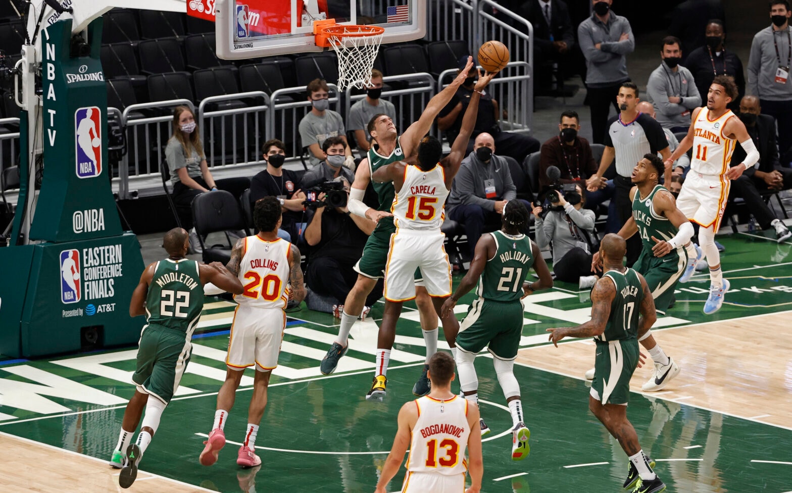 Film Study: Bucks dominate the restricted area | NBA.com