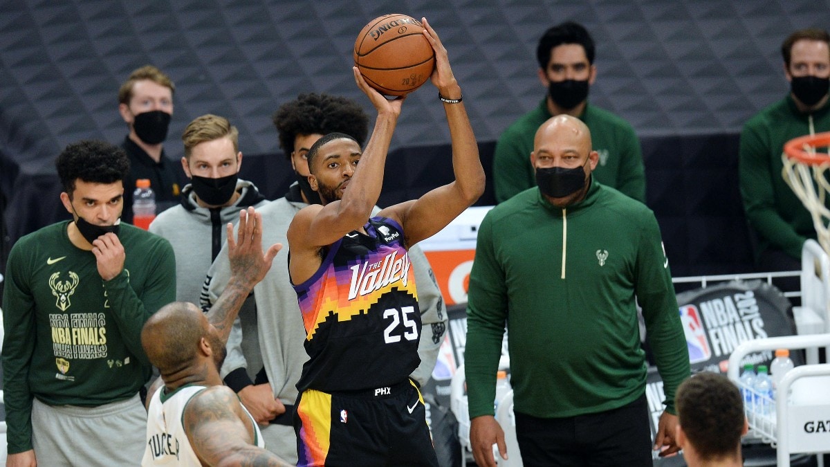 Crowder whips pass to Bridges for corner 3