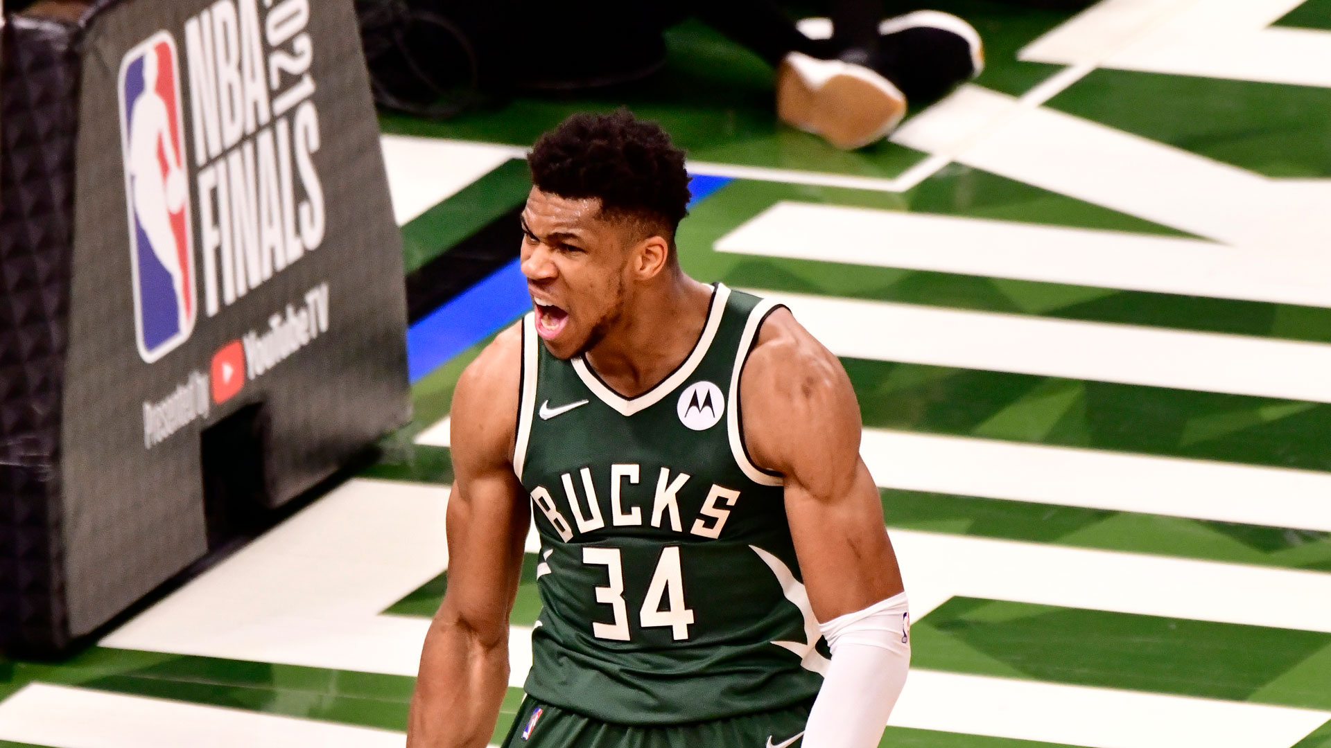 Giannis jumps to No. 2 in NBA's most popular jersey ranking