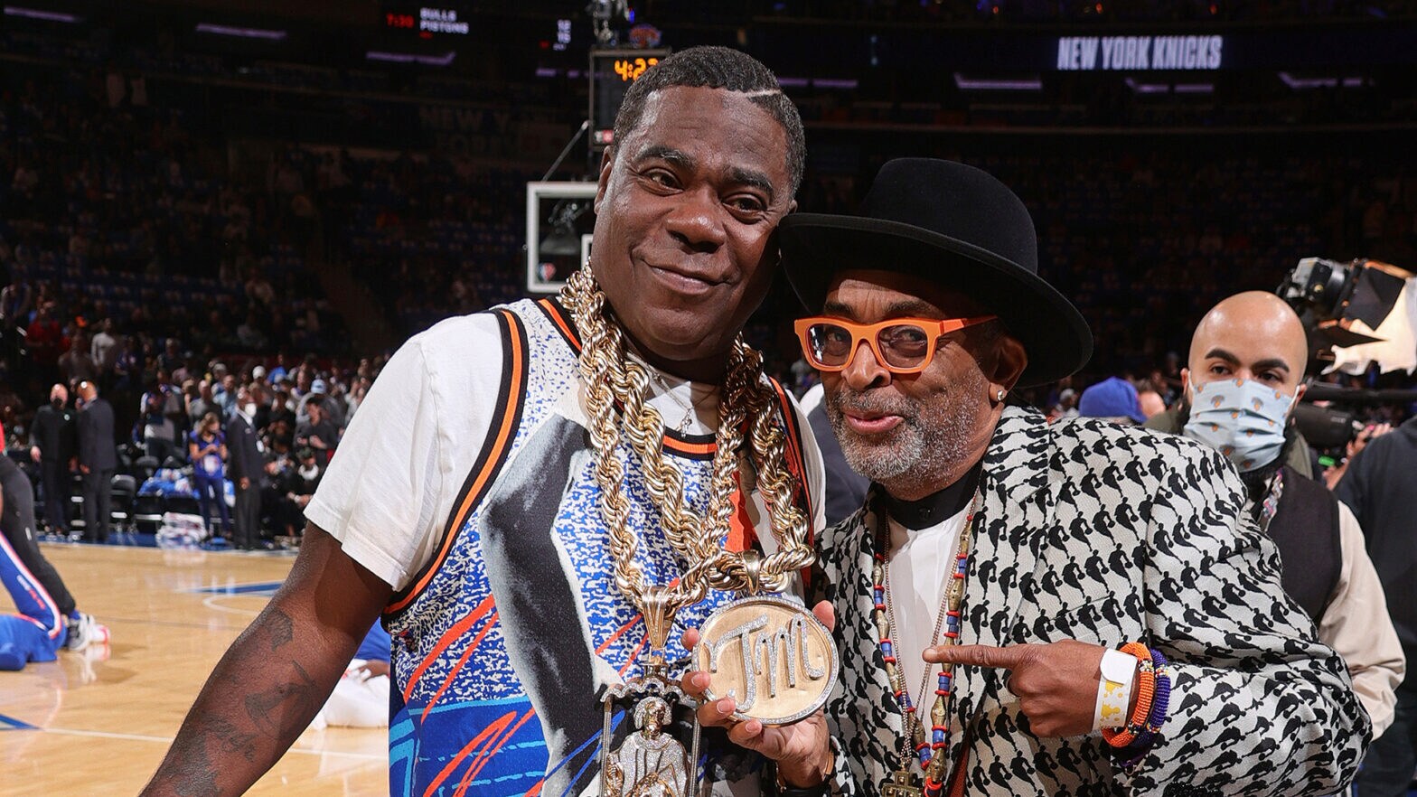 What celeb goes to every knick game