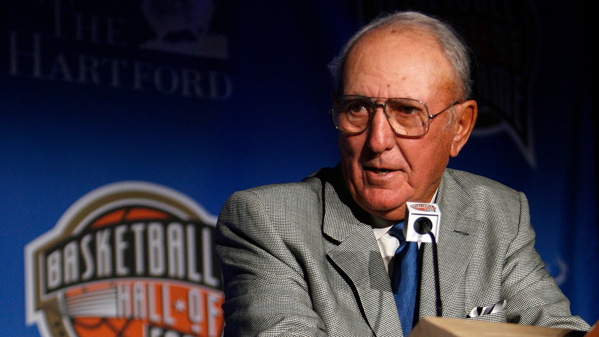 Holy Cross to rename court in honor of Bob Cousy
