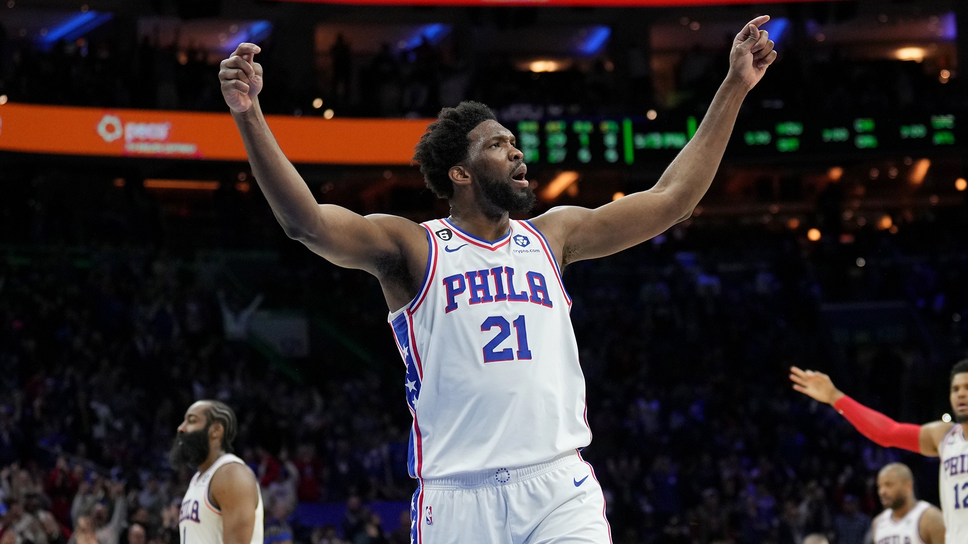 Philadelphia 76ers' Steven Hunter, right, blocks the shot of Los