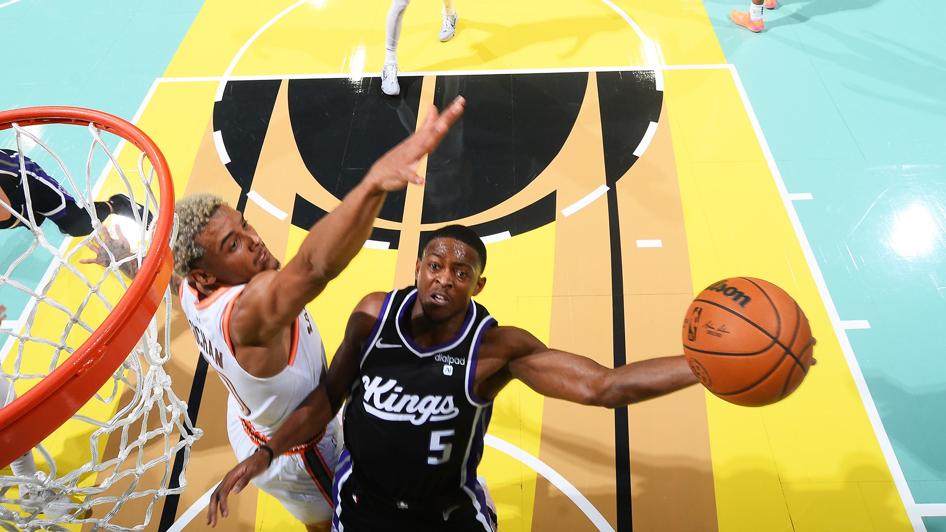 Fox's 43 powers Kings past Wemby for 5th straight win