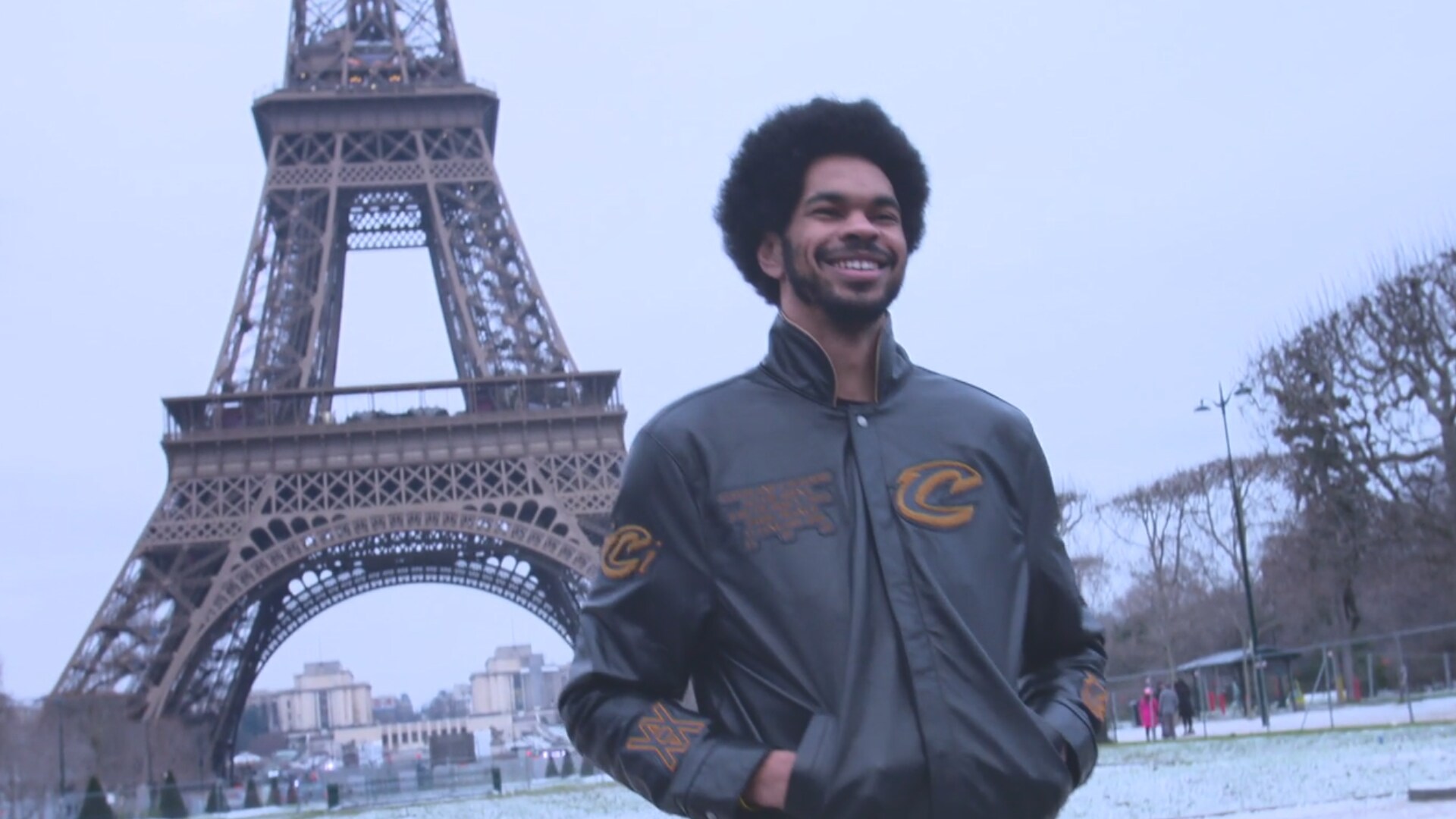Jarrett Allen takes a picture in front of the Eiffel Tower