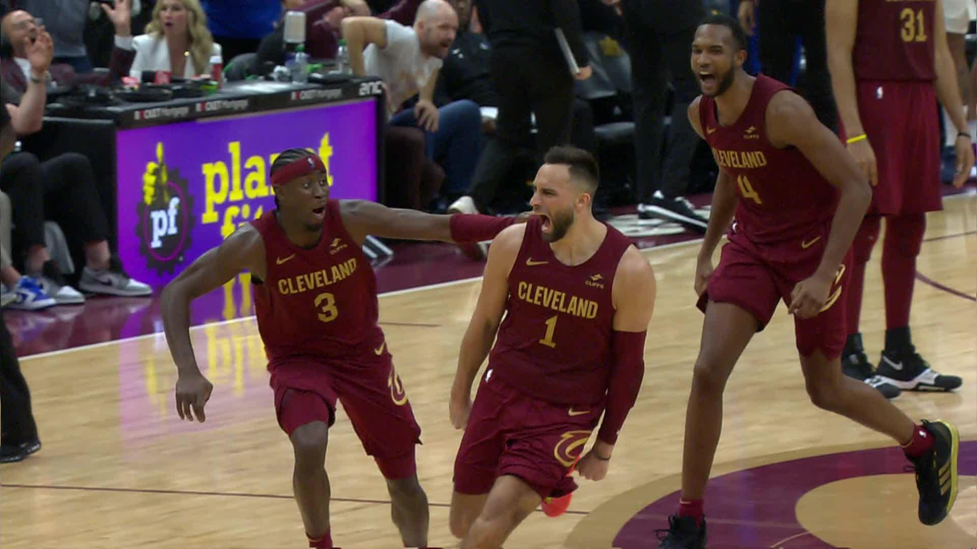 Max Strus nails 59-foot game-winning buzzer-beater vs. Mavericks