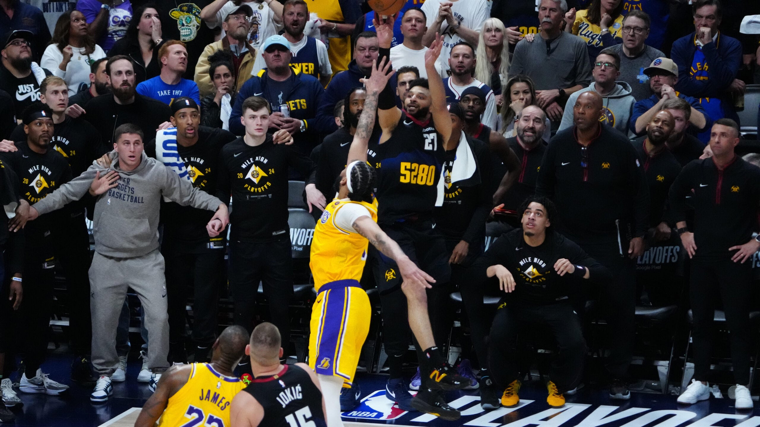 Murray beats the buzzer to beat Lakers
