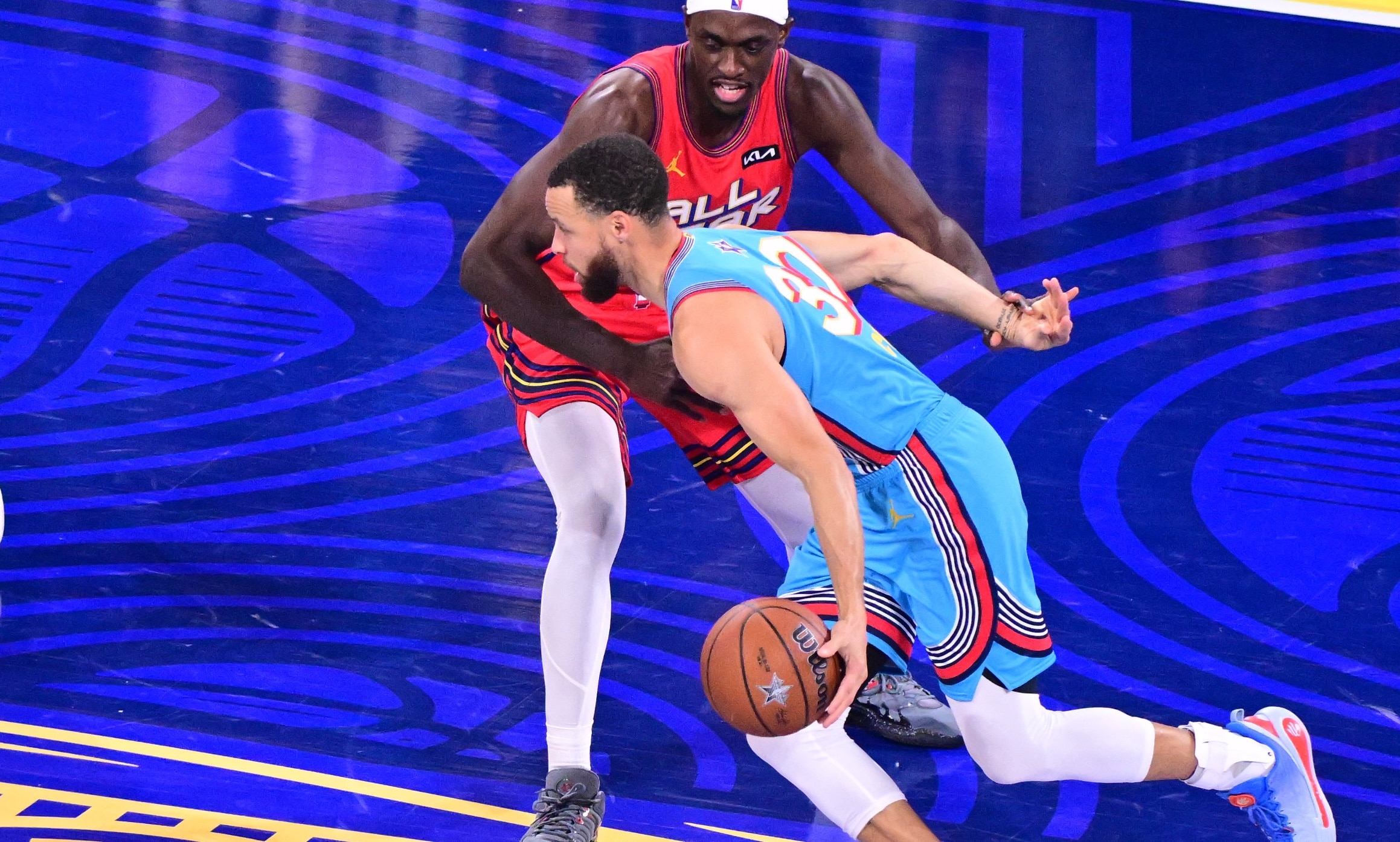 Curry cashes in running 1-handed 3-pointer