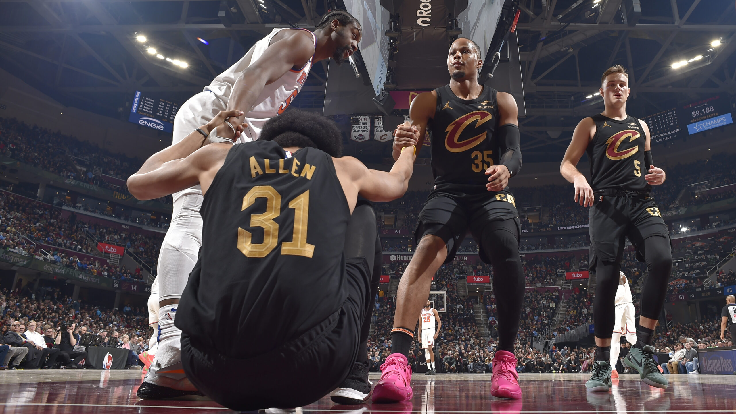 Cavaliers center Jarrett Allen hurts right hand in rout of Knicks, expected to undergo MRI