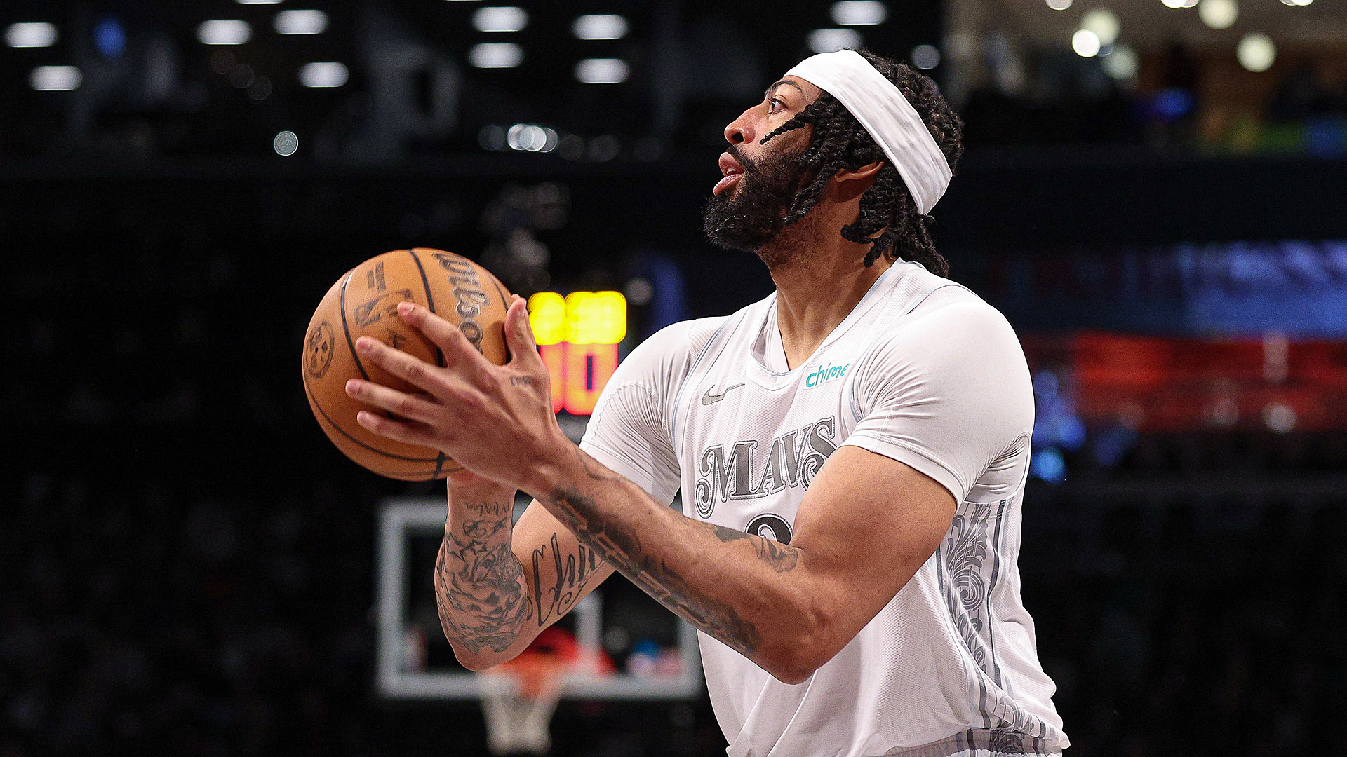 Mavs' Anthony Davis scores 12 points in return from 6-week layoff