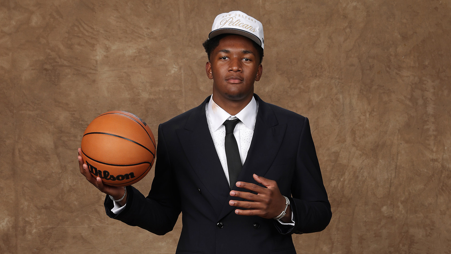 Pelicans acquire No. 13 overall pick Derik Queen from Hawks