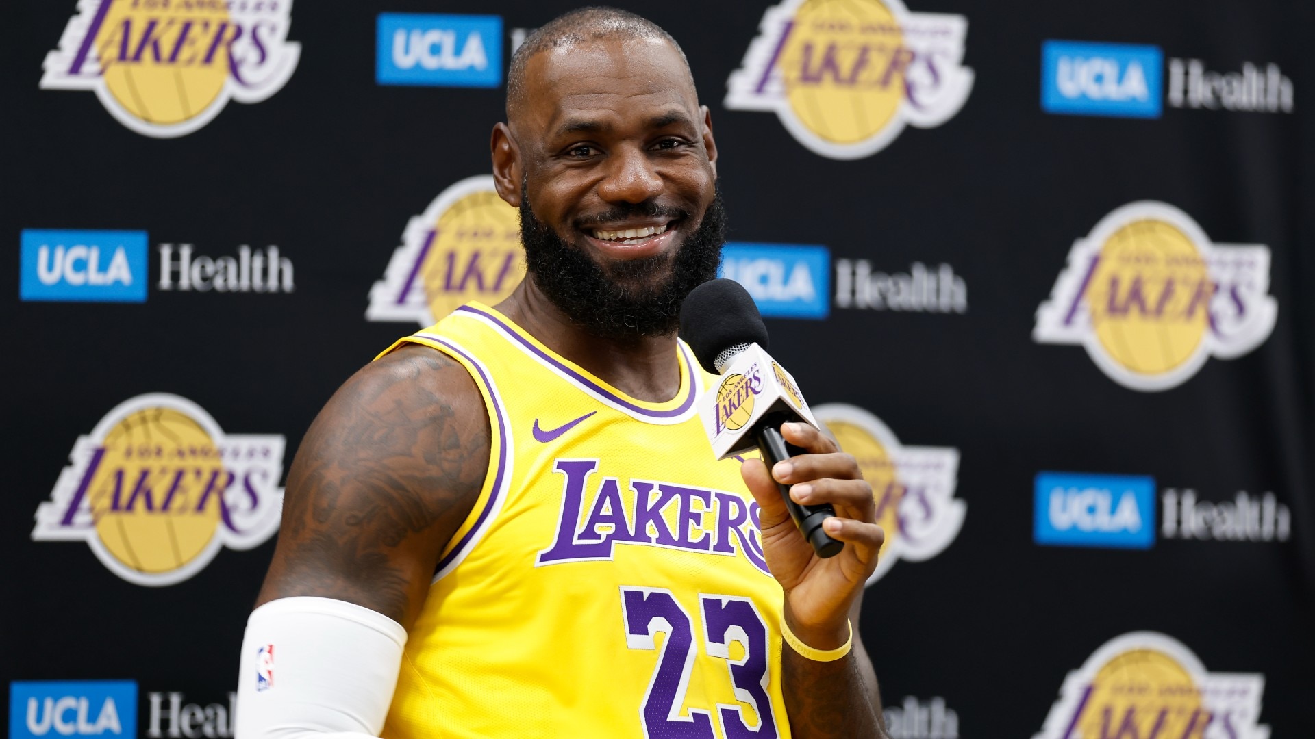 The Athletic: Lakers’ LeBron James is happy after tumultuous offseason, at least for now