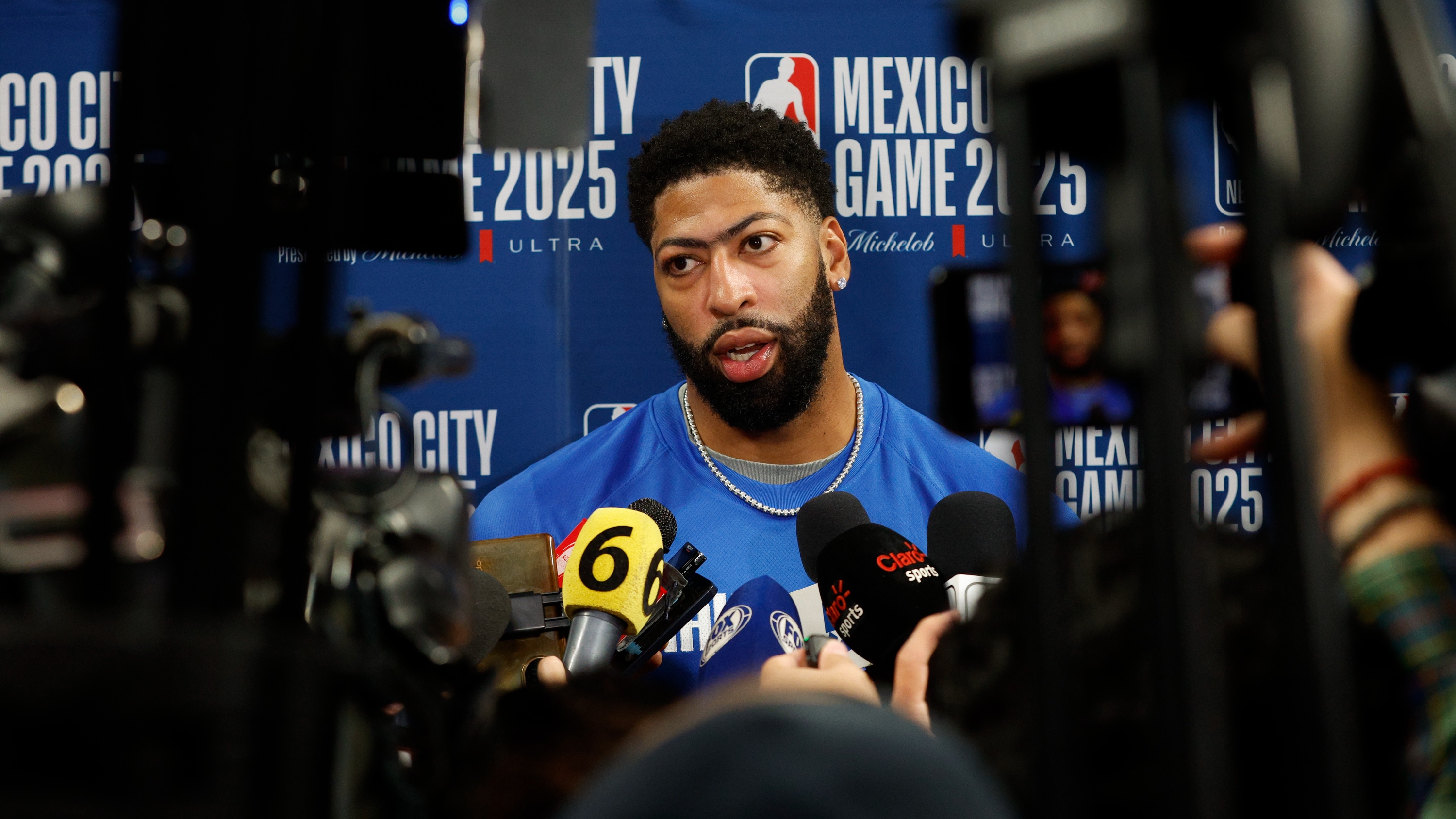 Mavs' Anthony Davis (calf strain) out at least 2 games