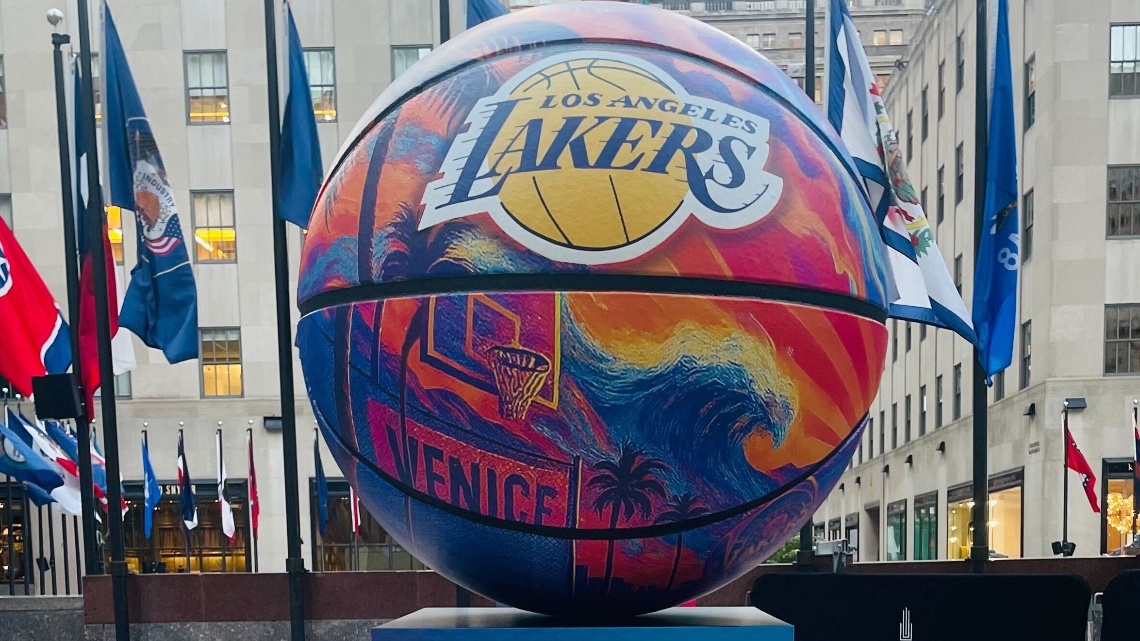 Behind the scenes of the "30 Rocks" design process with Lakers artist
